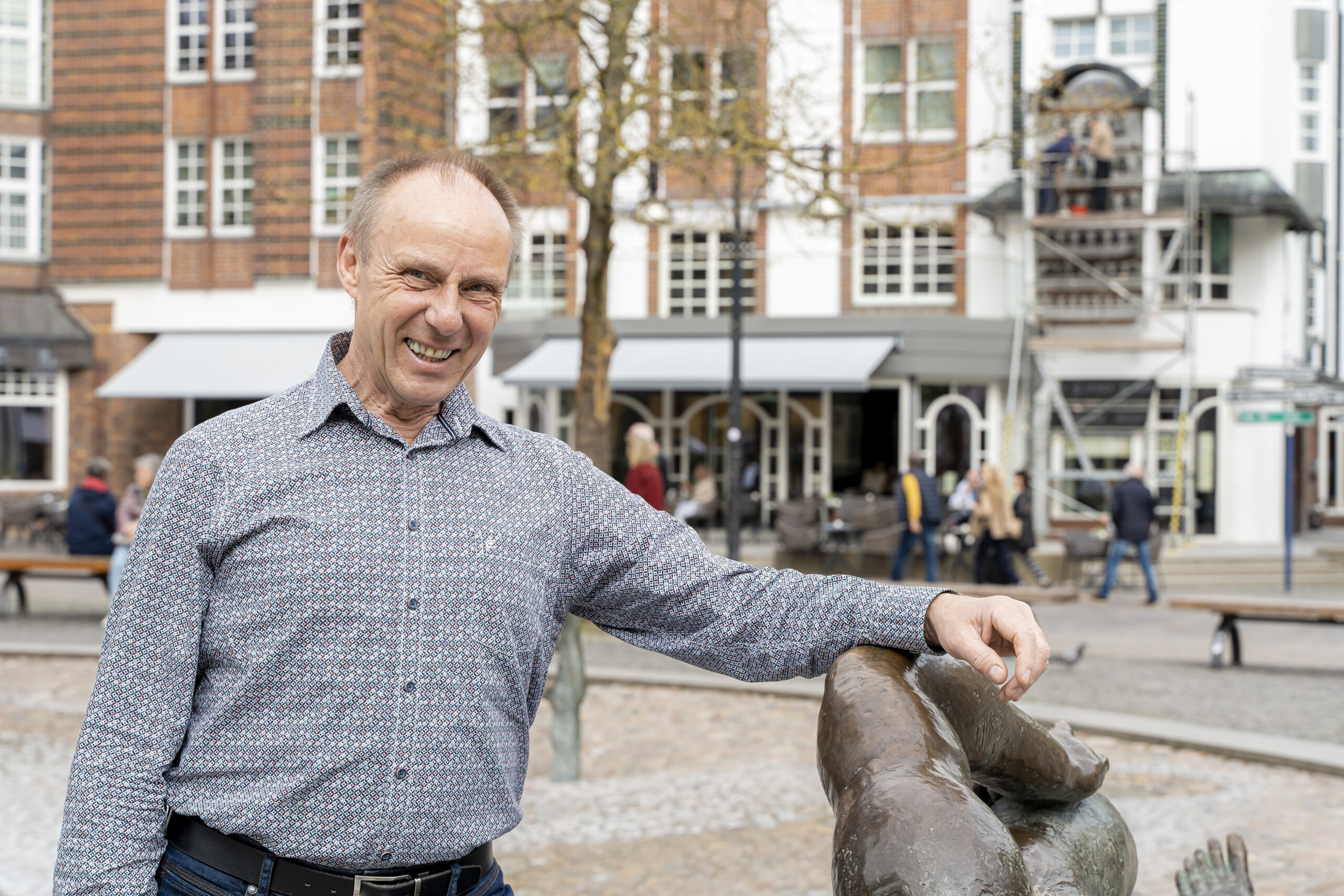 Glockenspieler Olaf Sandkuhl vor dem Glockenspiel am Rostocker Uniplatz (Foto: DOMUSimages Alexander Rudolph)