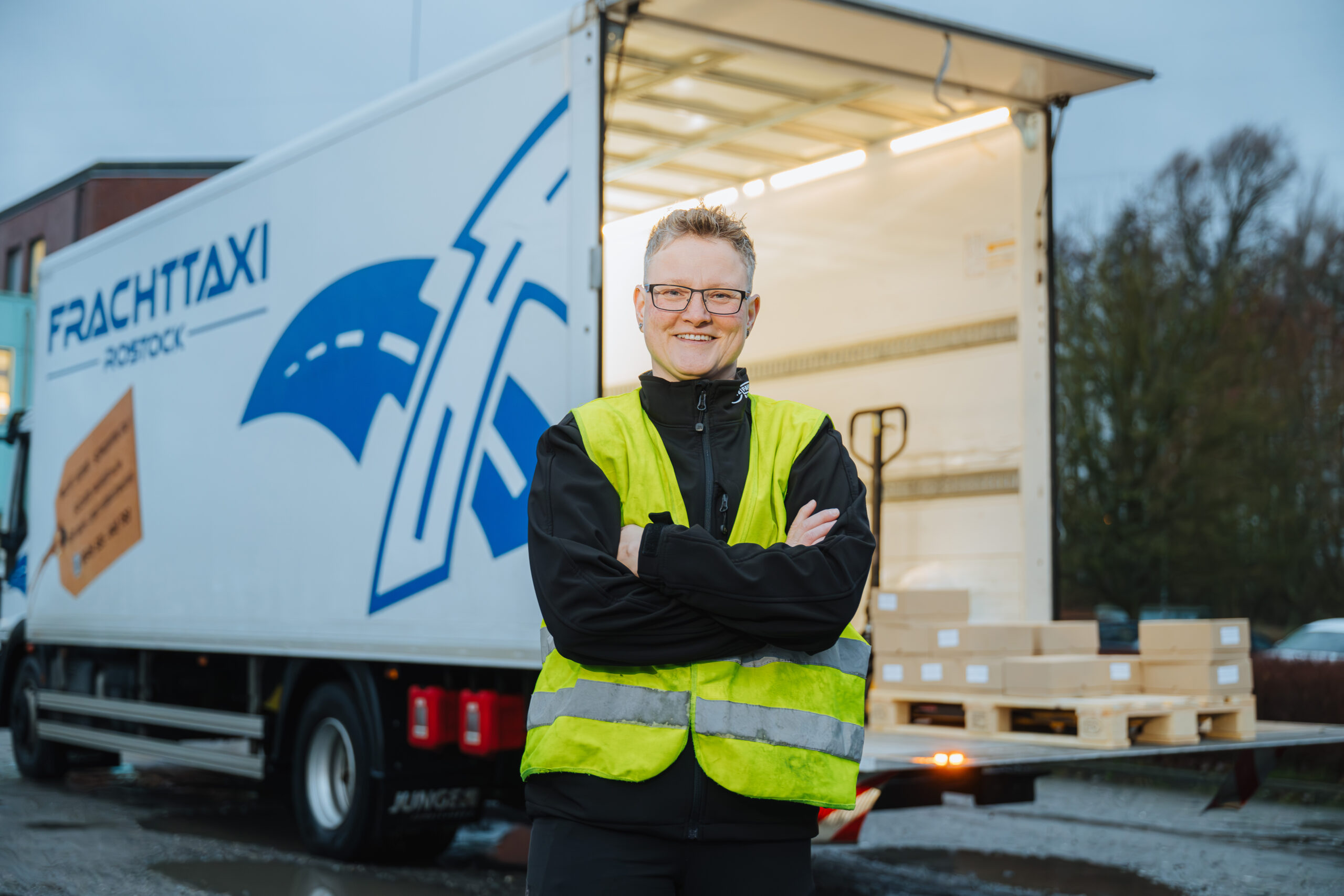 Katja Nogatzki steht an der Ladeklappe eines Lkws von Frachttaxi.