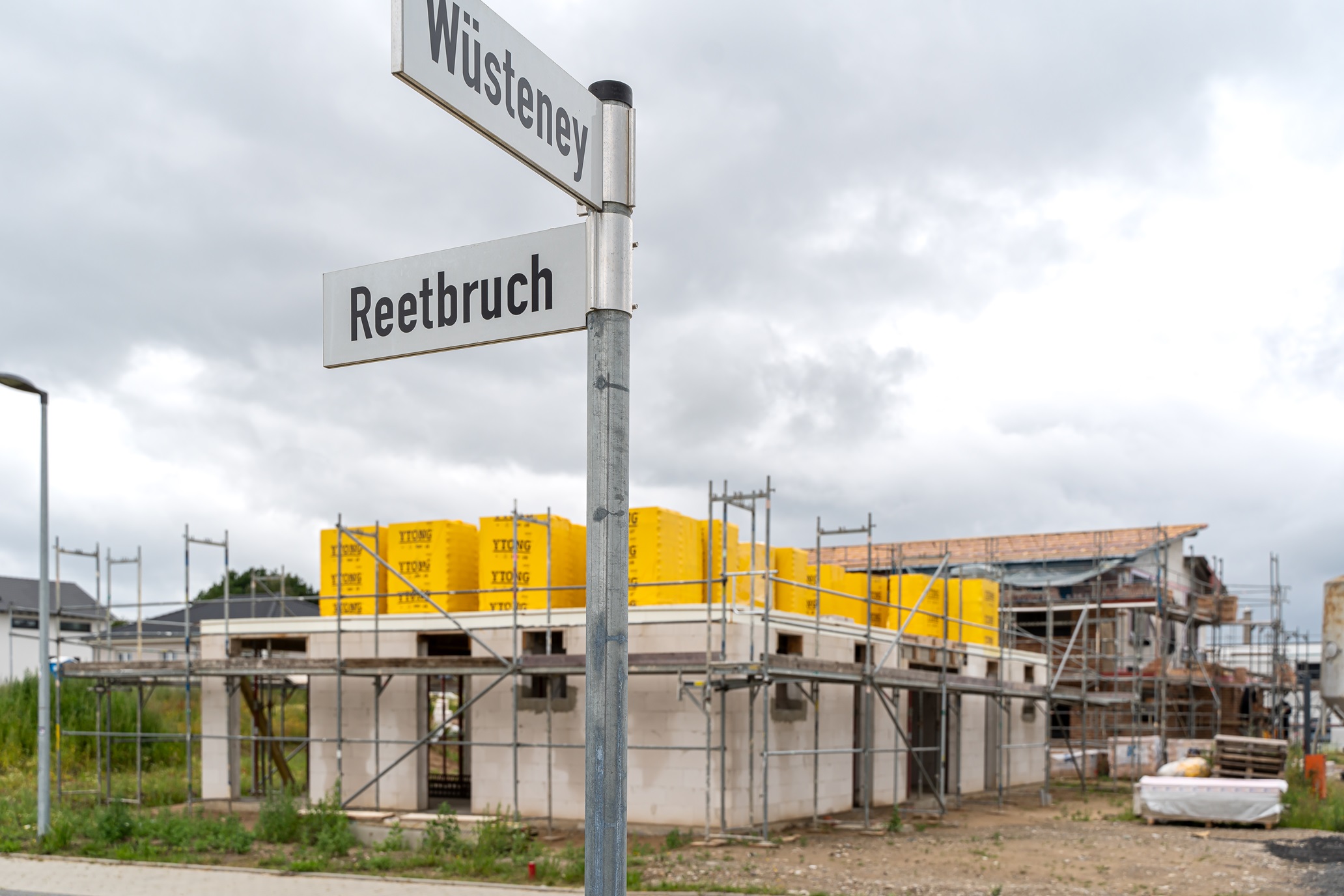 Straßenschild "Wüsteney" im Baugebiet.