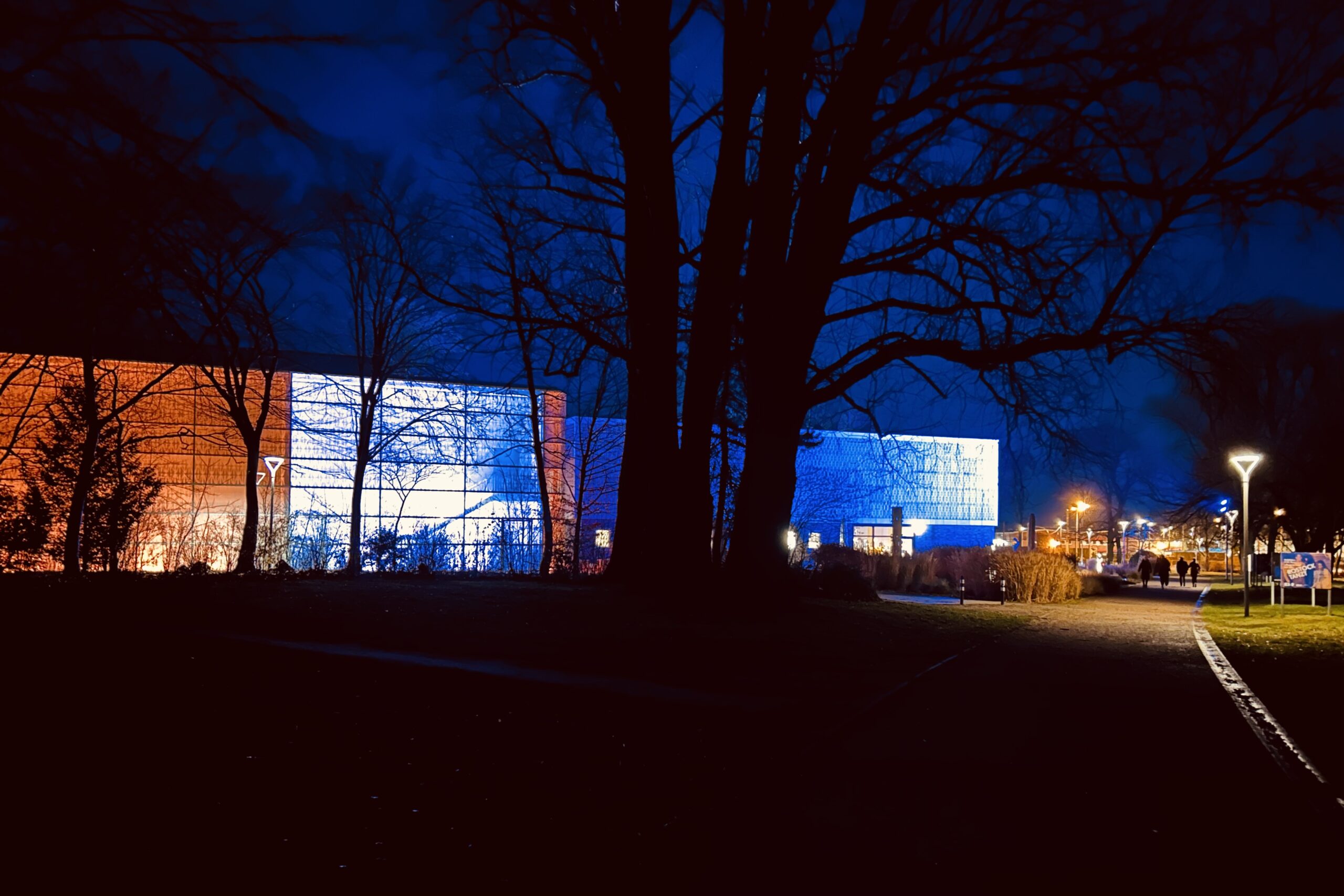 Die Kunsthalle in der blauen Stunde hell und bunt beleuchtet.