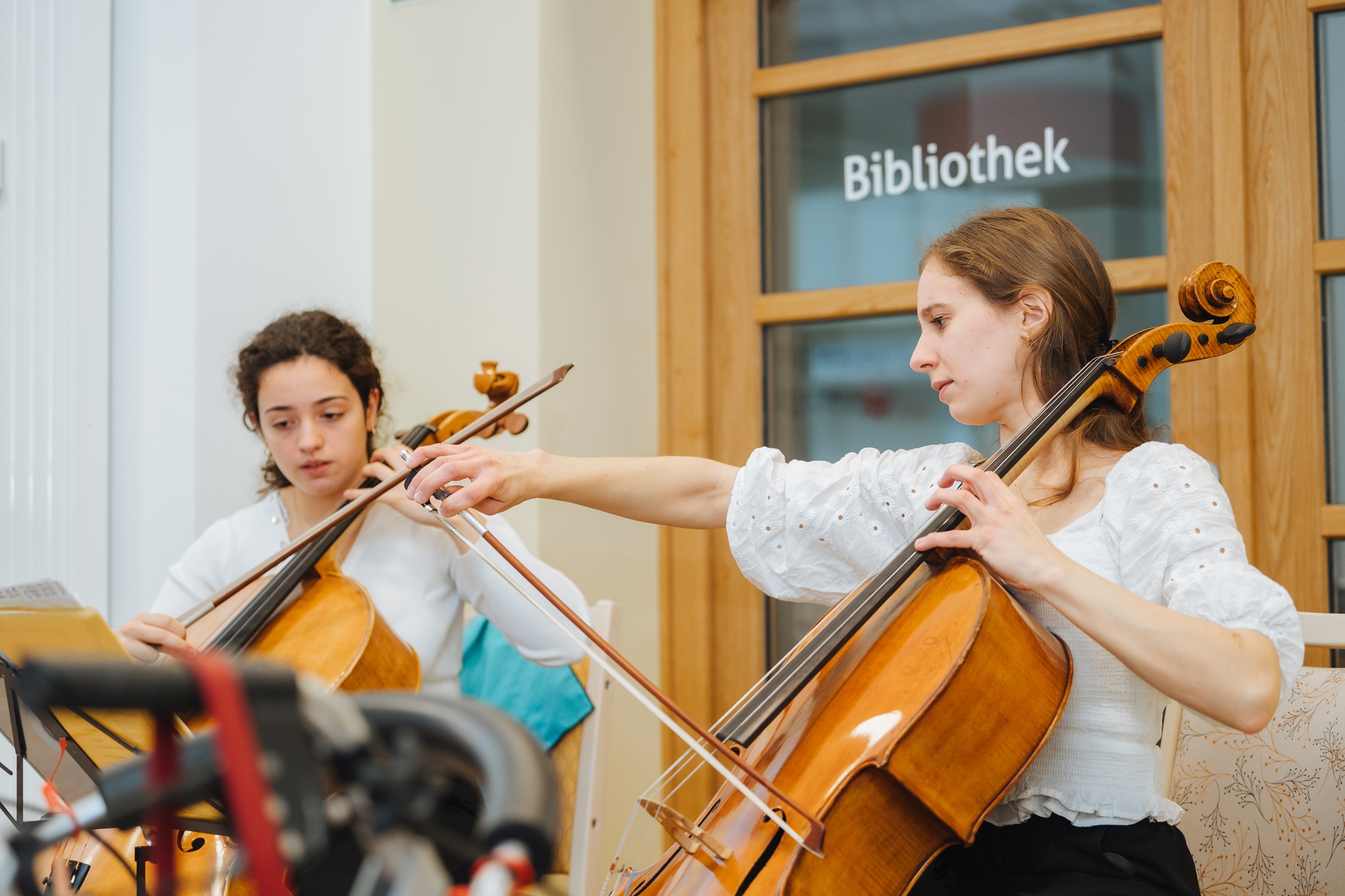 Charlotte Reitz und Margarita Guerrero musizieren in der PIR-Tagespflege.