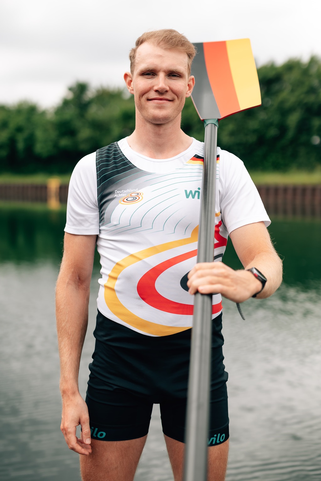 Max John mit Ruder im Wasser.