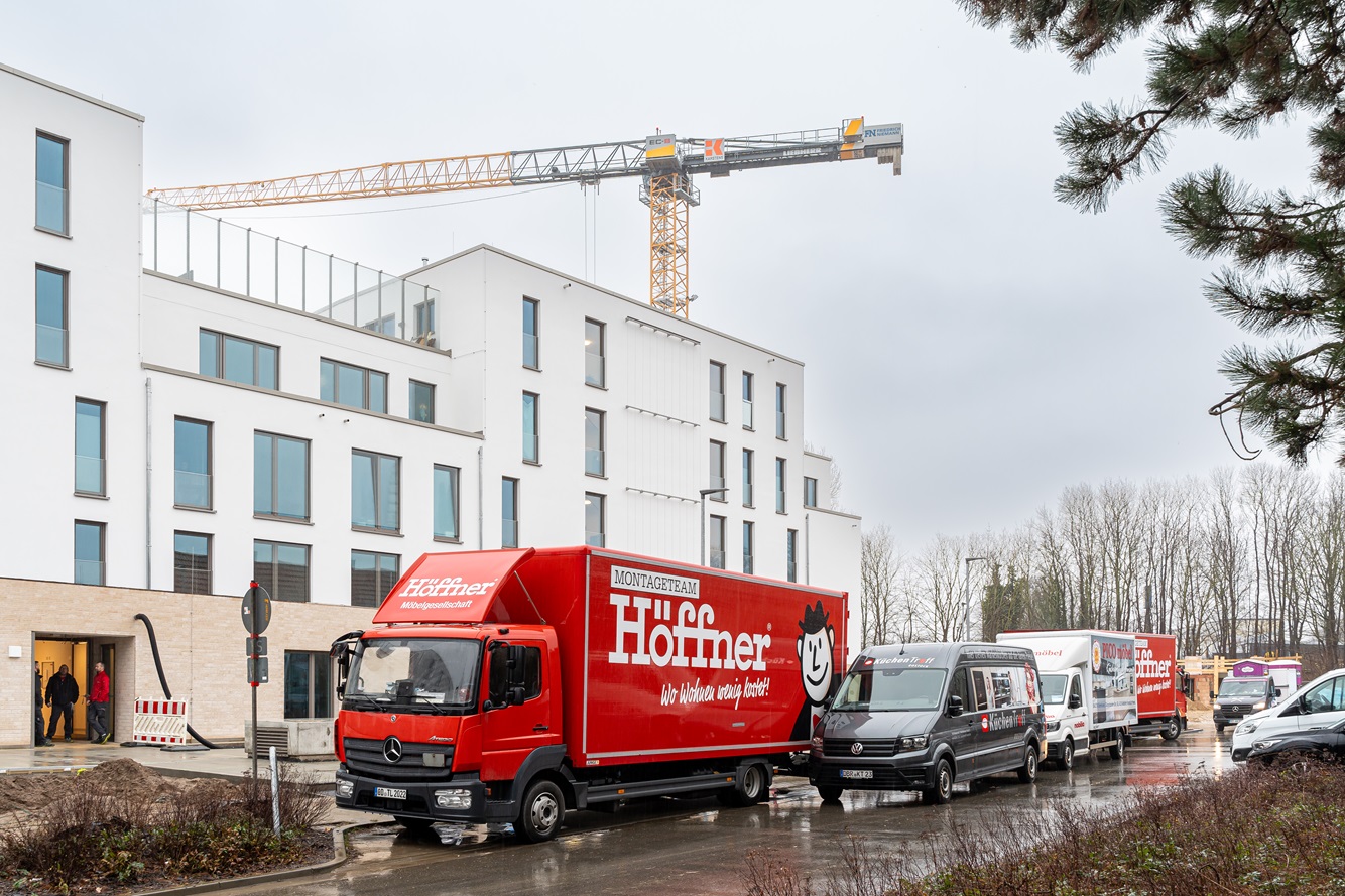 Umzugswagen fahren in der Thierfelderstraße ein und aus.