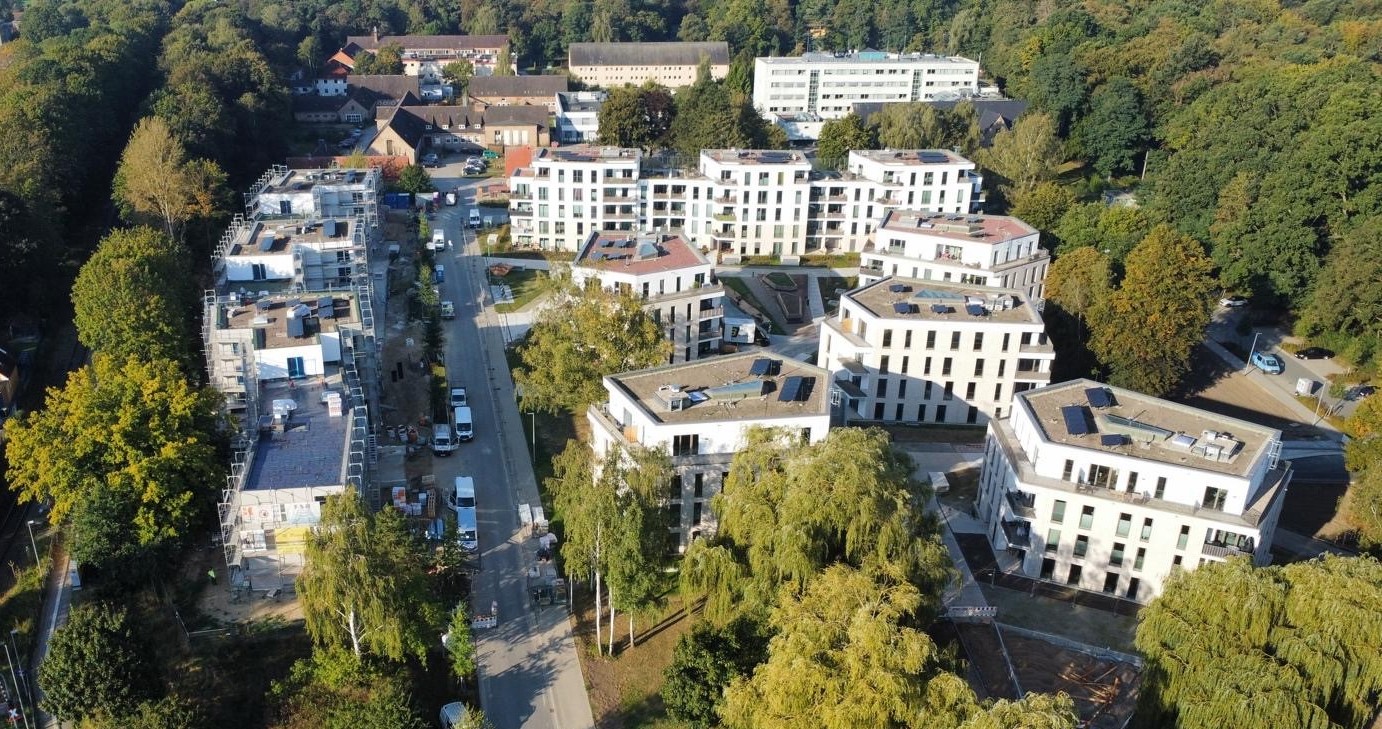 Das Luftbild zeigt die neuen Wohnhäuser in der Thierfelderstraße und in der Kobertstraße.