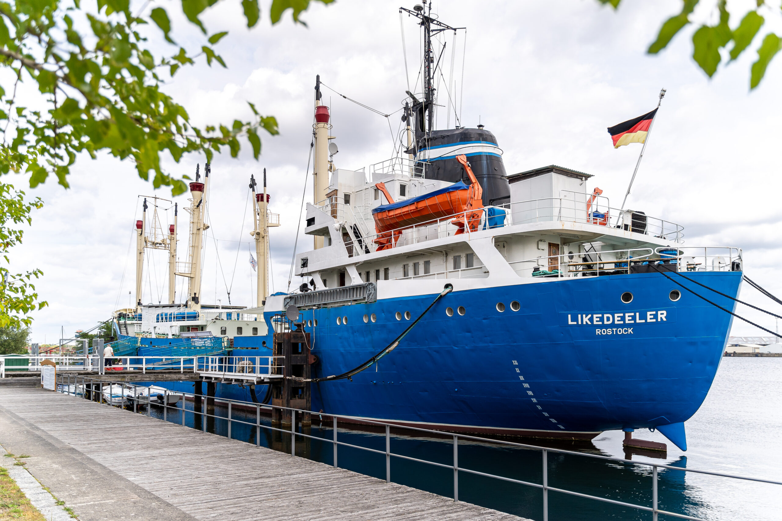 Rostocker Jugendschiff Likedeeler am Liegeplatz in Rostock Schmarl, blauer Rumpf, weiße Aufbauten