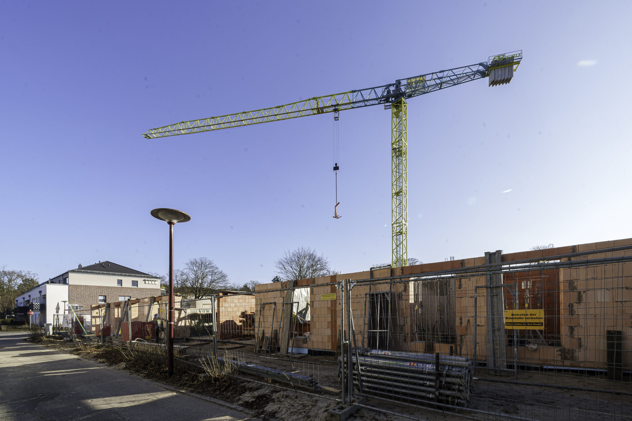 Rohbau mit Kran in der Albin-Köbis-Straße 7 in Markgrafenheide.