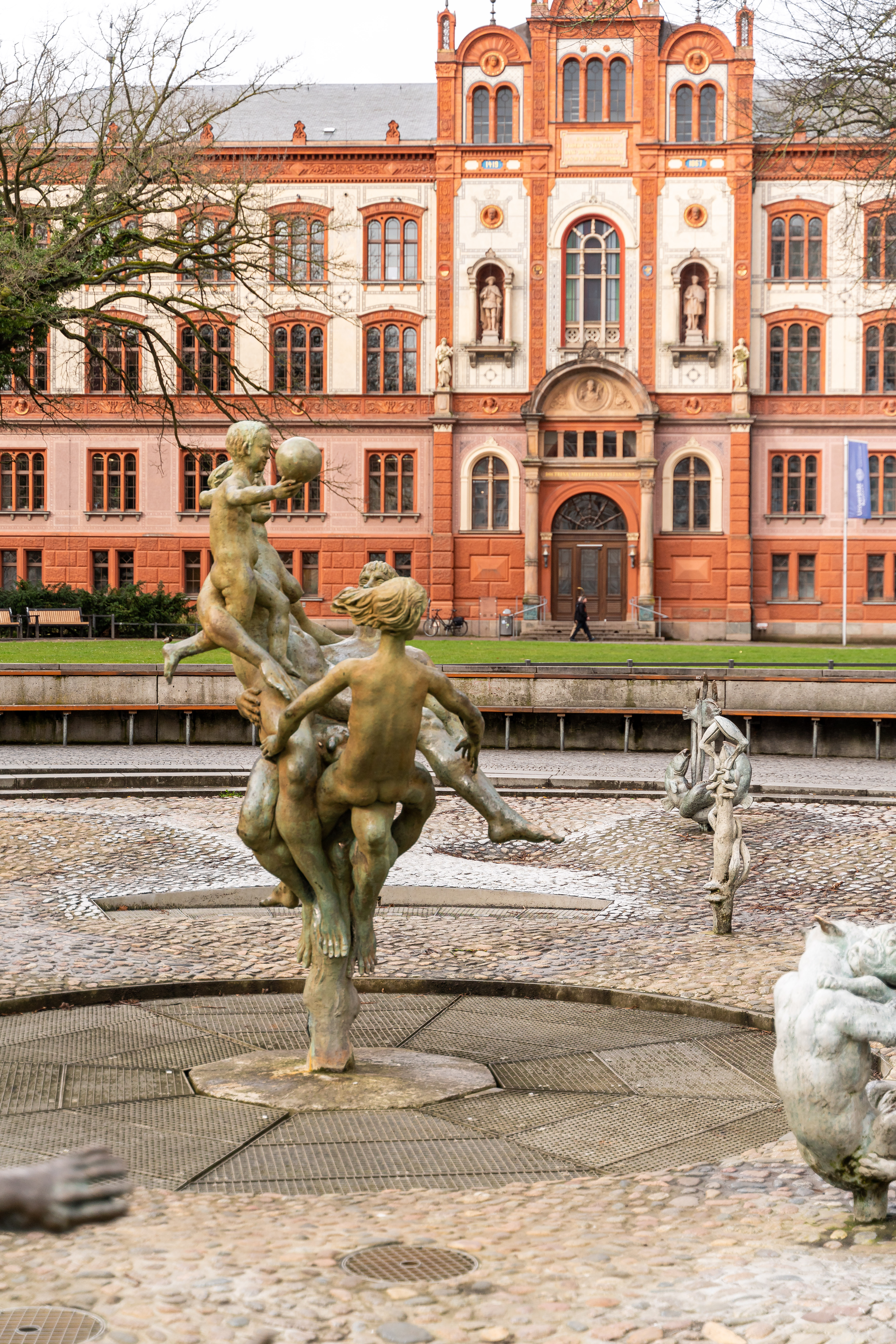 Figurengruppe Brunnen der Lebensfreude Eine Figurengruppe vom Brunnen der Lebensfreude vor der Universität Rostock.