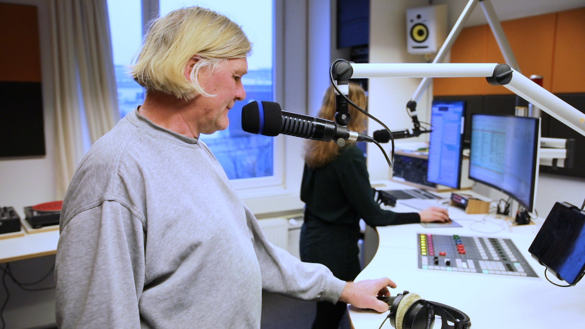 Harry Körber Lohro_Bild_3 Harry Körber gehört zu den Gründungsmitgliedern vom Lokalradio LOHRO und steht hier vorm Mikro, um eine Sendung zu moderieren.