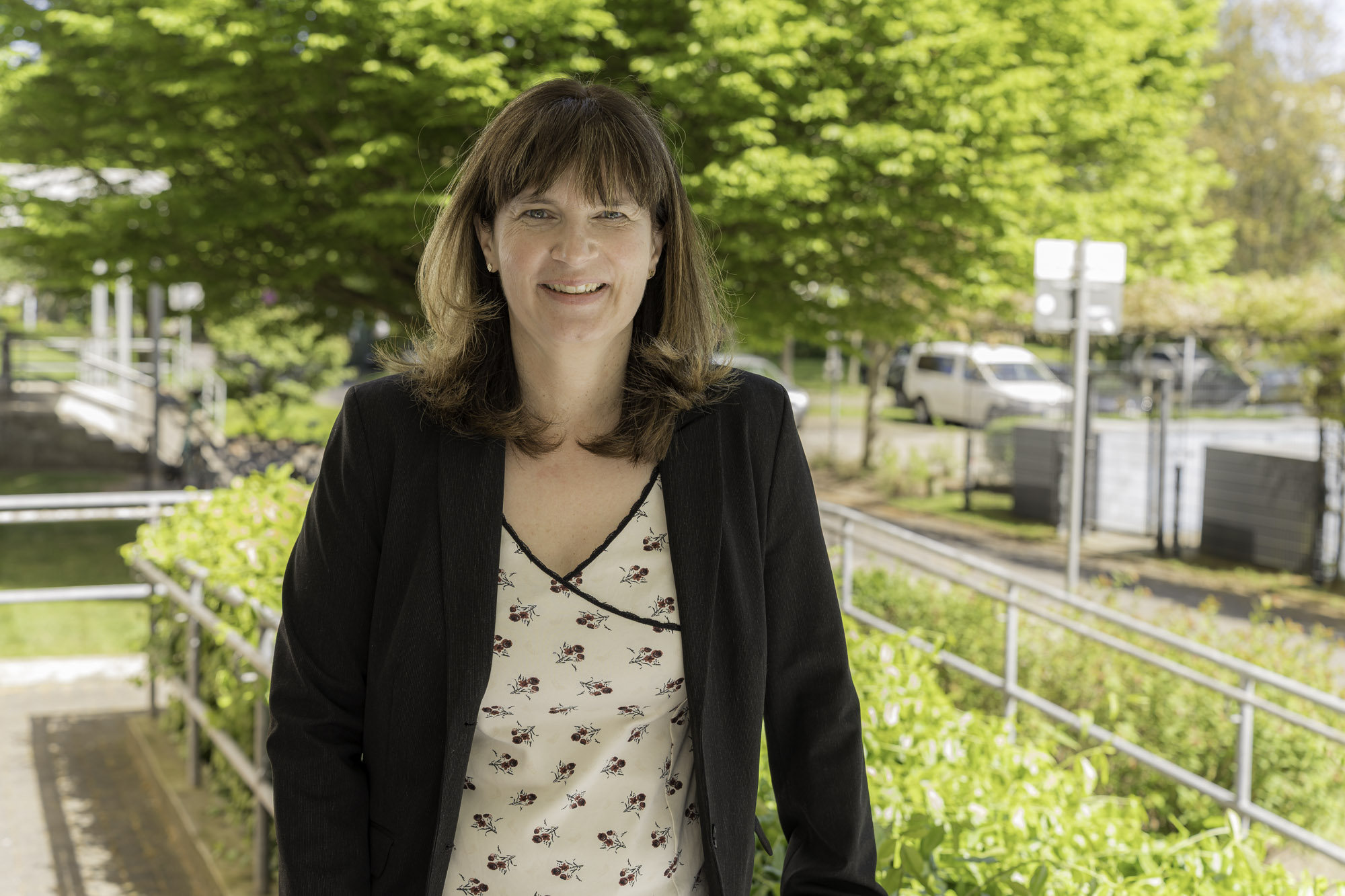 Silvana Stephanski Leiterin Forderungsmanagement Silvana Stephanski, lange braune Haare, freundliches Lächeln, dunkler Blazer, ist Leiterin der WIRO-Forderungsmanagements.