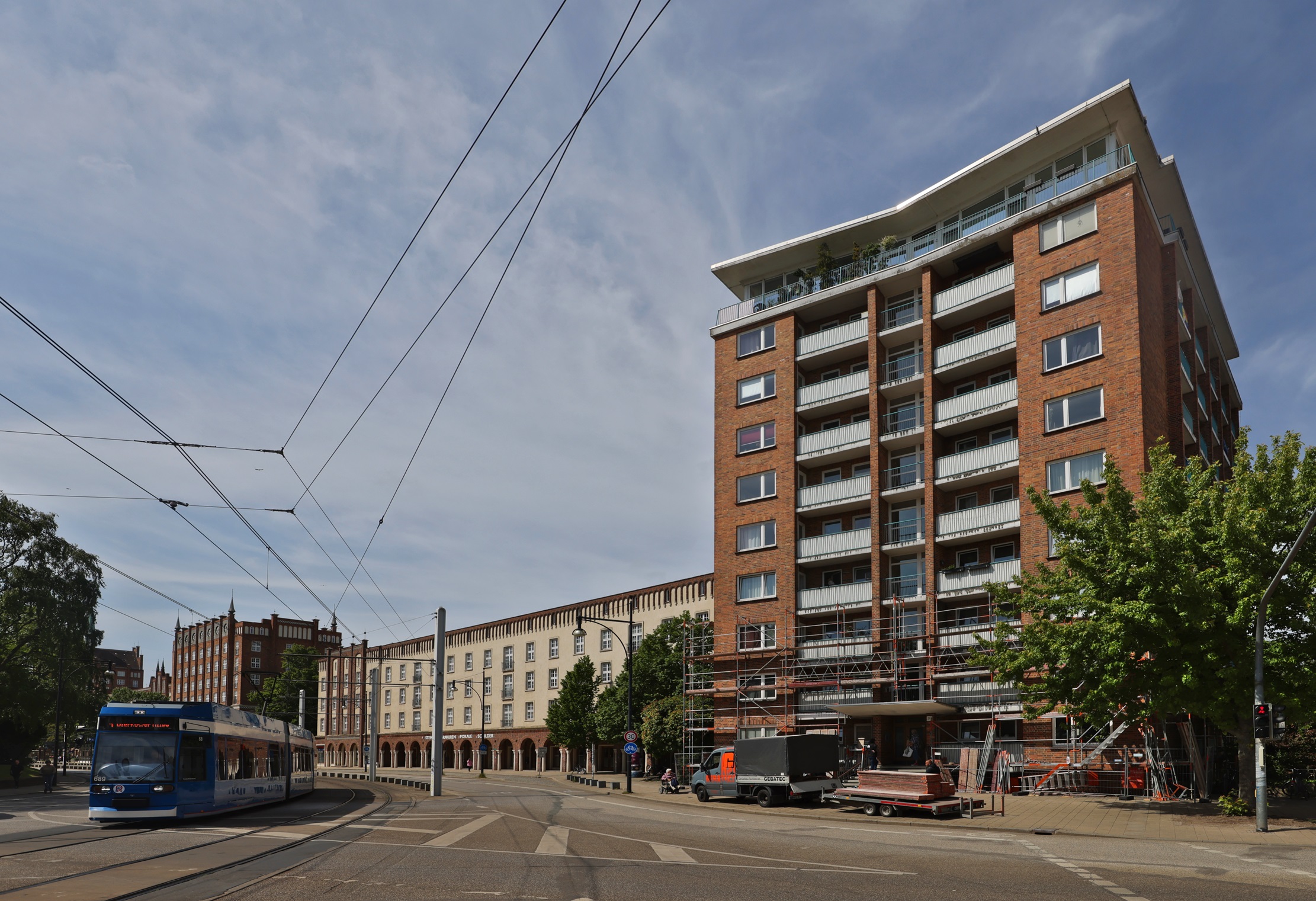 Das rote Backstein-Hochhaus in der Rostocker Langen Straße 21 in Rostock ist in die Jahre gekommen. Um es zu sanieren, wird es derzeit eingerüstet.