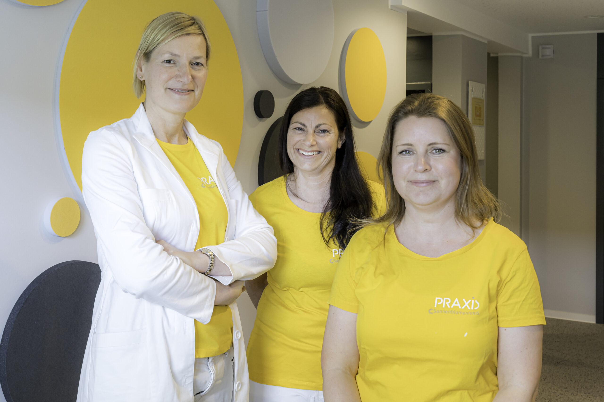 Die neue Praxis haben Constanze Stövesand (links) und ihre beiden Mitarbeiterinnen Sina Spörk und Anja Albrecht (rechts) liebevoll hergerichtet, mit viel Gelb und warmem Holz.