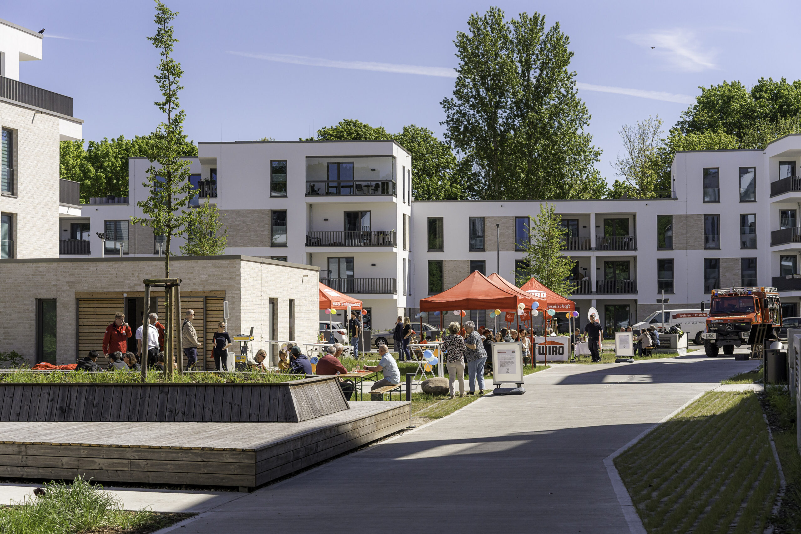Mieterfest in de Thierfelderstraße. Zwischen den Neubauten stehen rote Pavillons, die neuen WIRO-Mieter feiern ihren Einzug ins neue Quartier.