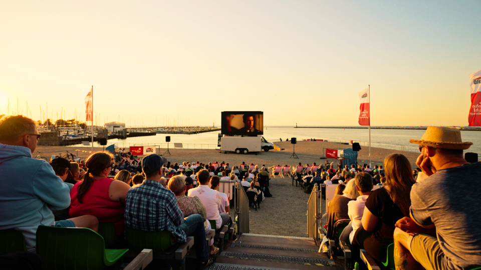 WIRO Wunschfilm am Meer Blick von der Tribüne auf der Warnemünder Mittelmole Richtung Ostsee