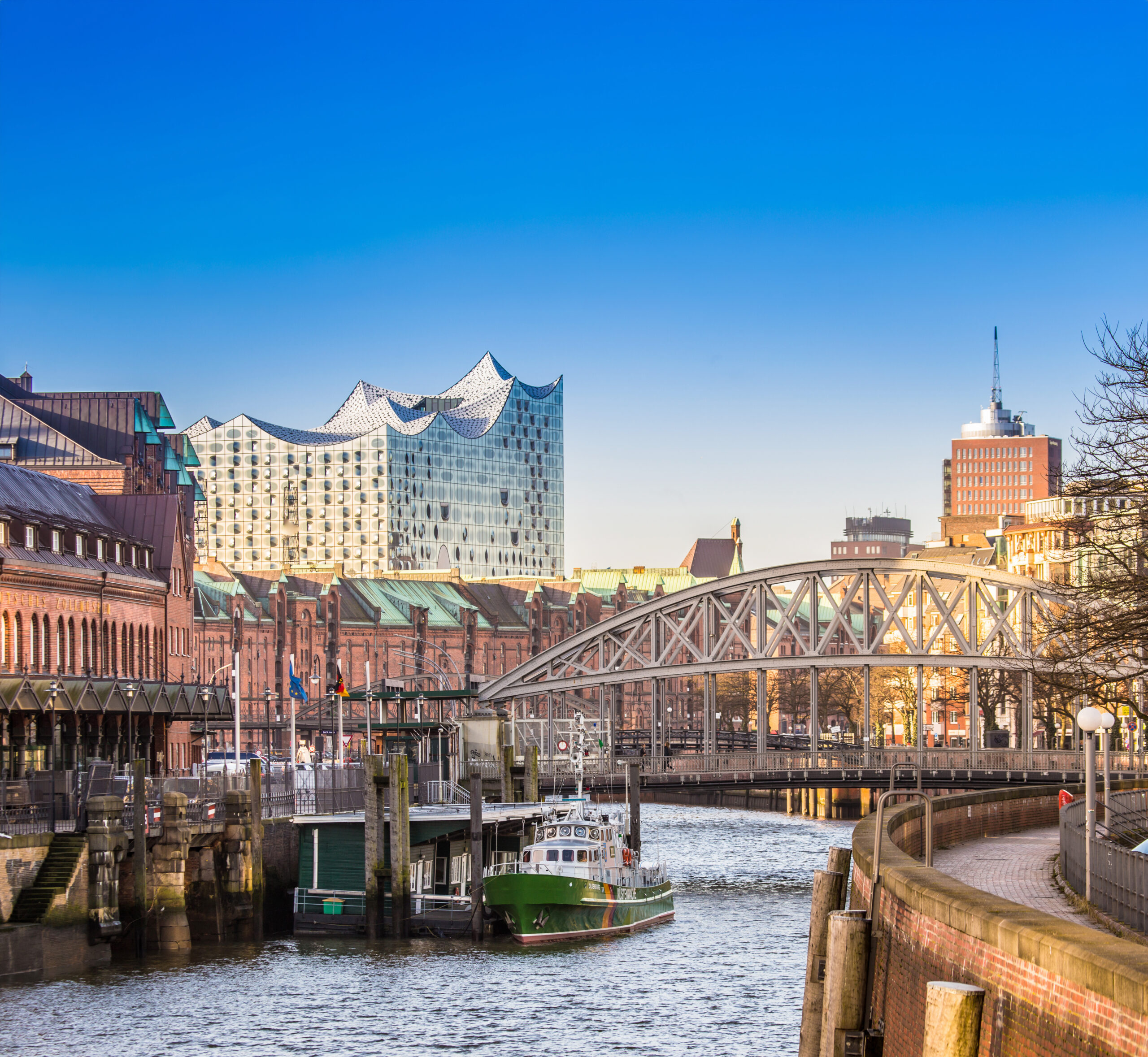 Ein Blick auf Hamburg mit Elbe, Speicherstadt, Landungsbrücken und Elbphilharmonie