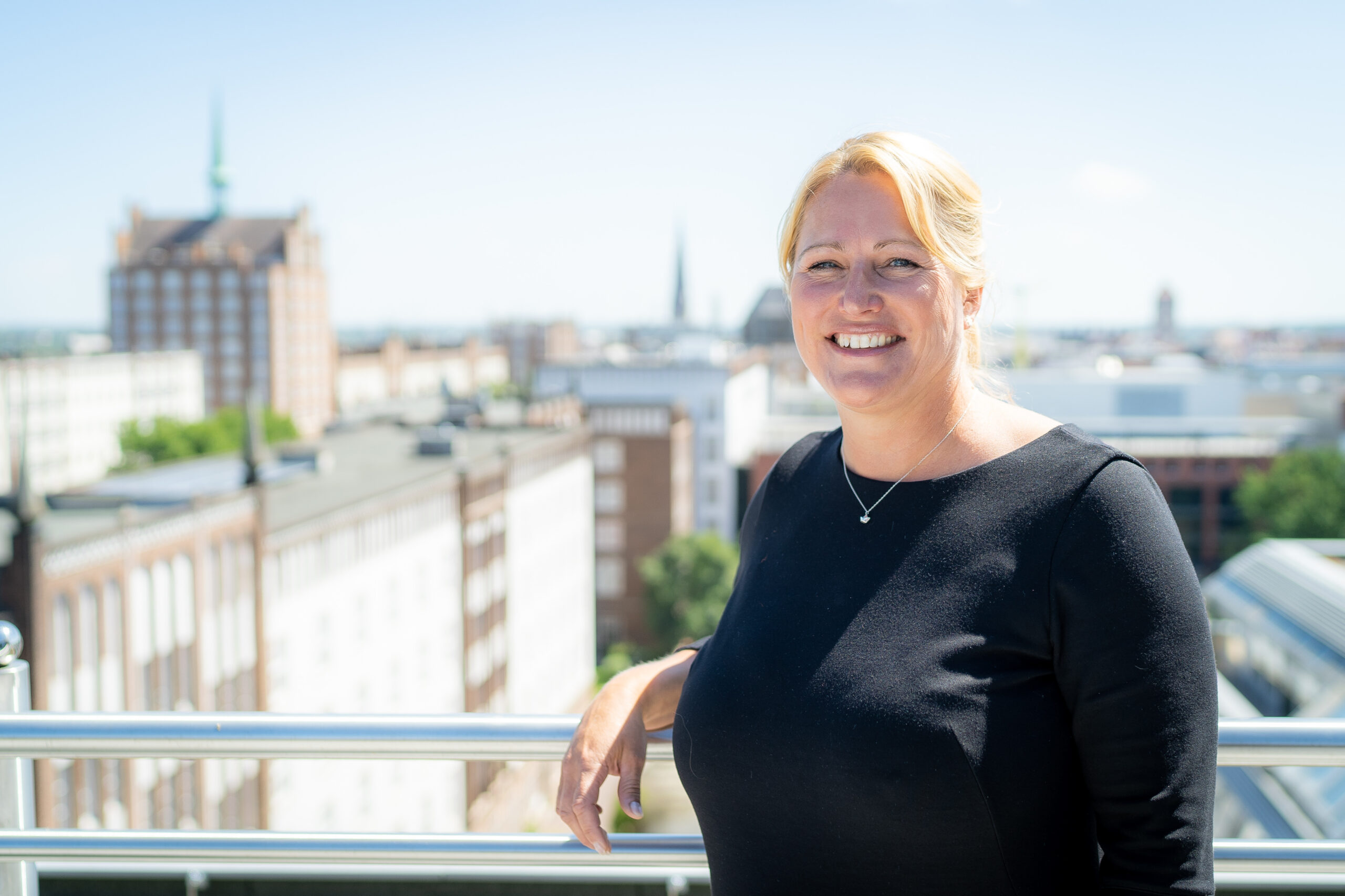 Anke Anderssohn2 WIRO-Hafenmanagerin Anke Anderssohn steht auf der Dachterasse des WIRO-Gebäudes mit Blick auf die Gebäude der Langen Straße