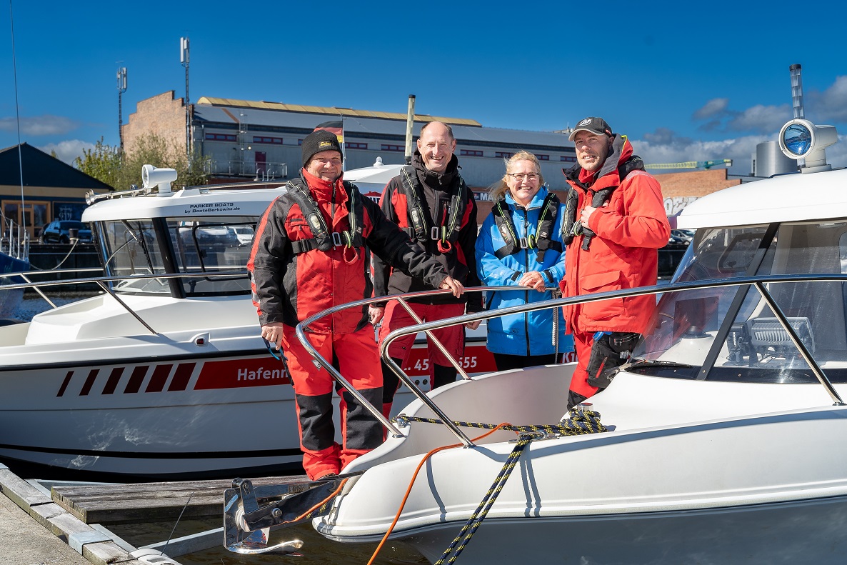 Anke Anderssohn und ihre drei Hafenmeister auf eoinem Boot in einer Reihe. Anke Anderssohn und ihre drei Hafenmeister auf eoinem Boot in einer Reihe.