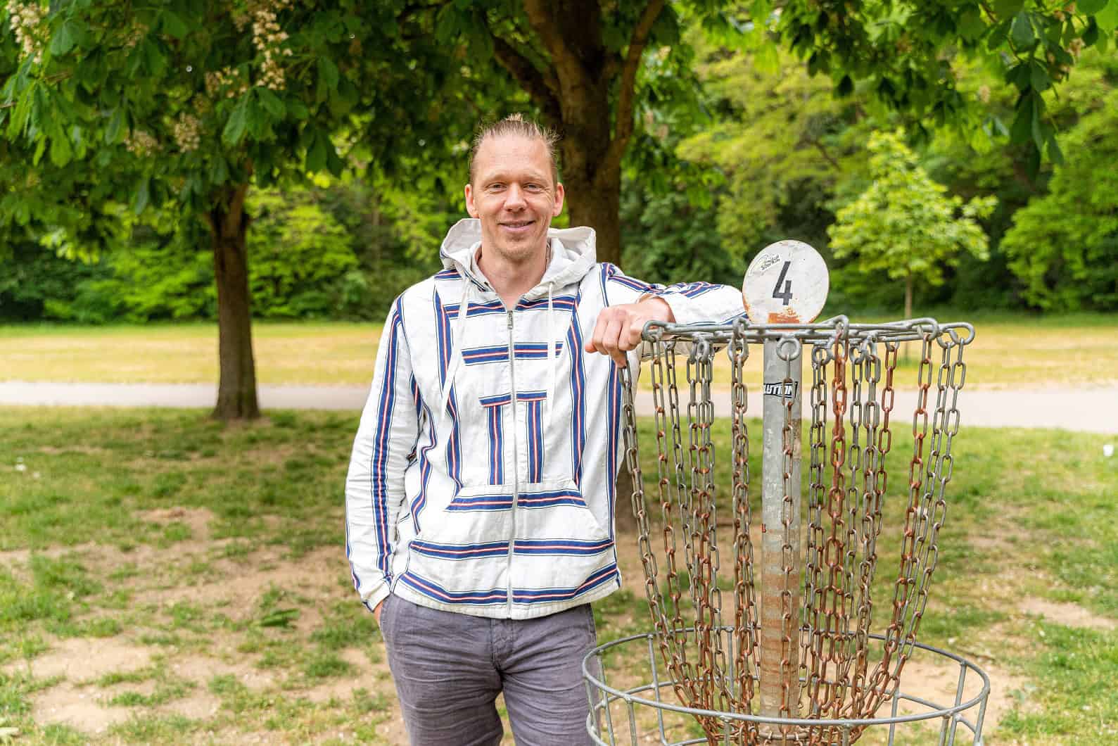 Martin Fischer ist Disc-Golf-Profi und übt im Park.
