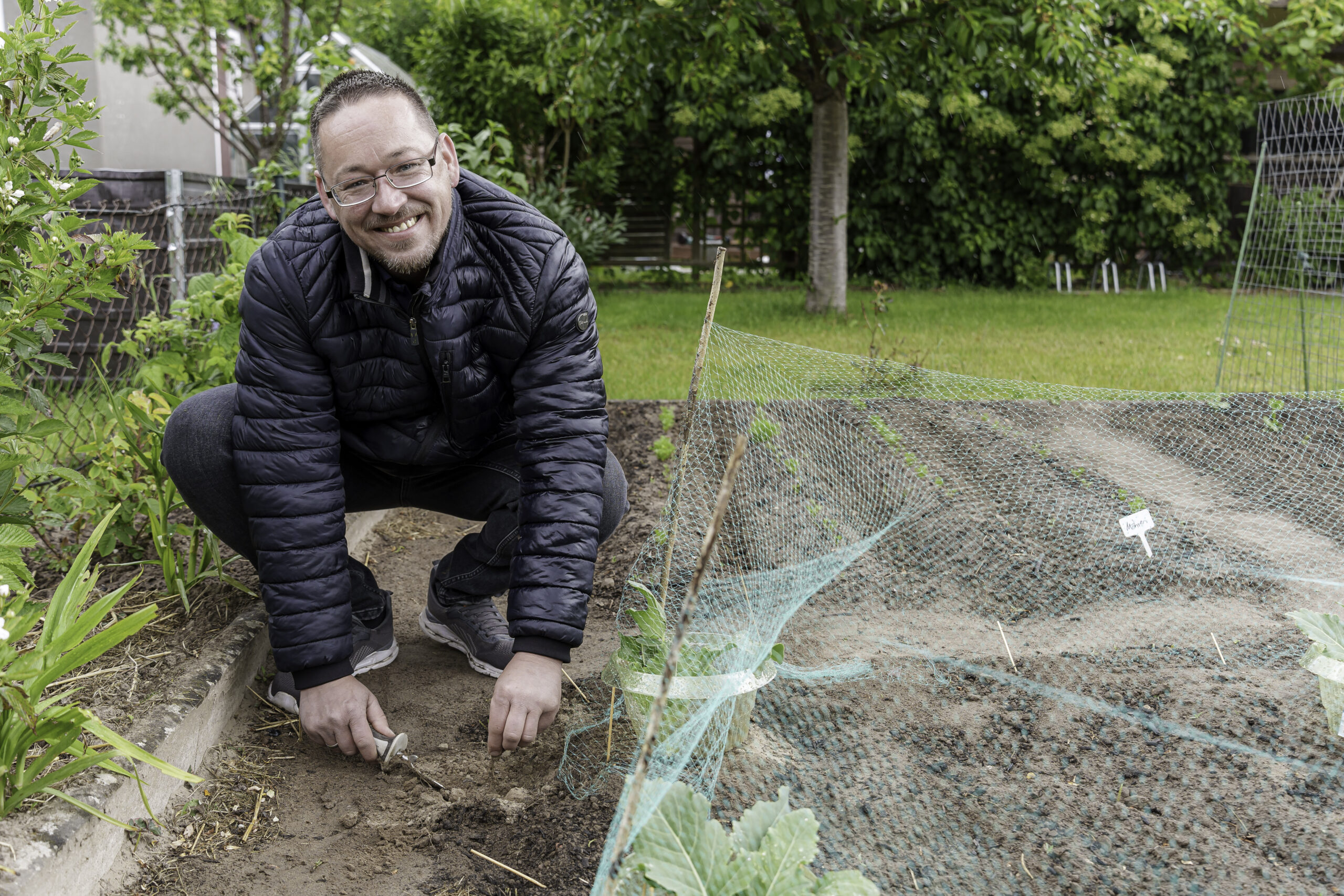 Matthias Westphal gärtnert leidenschaftlich gern in seinem Beet in der Garten-Anlage »Burrkäwer«