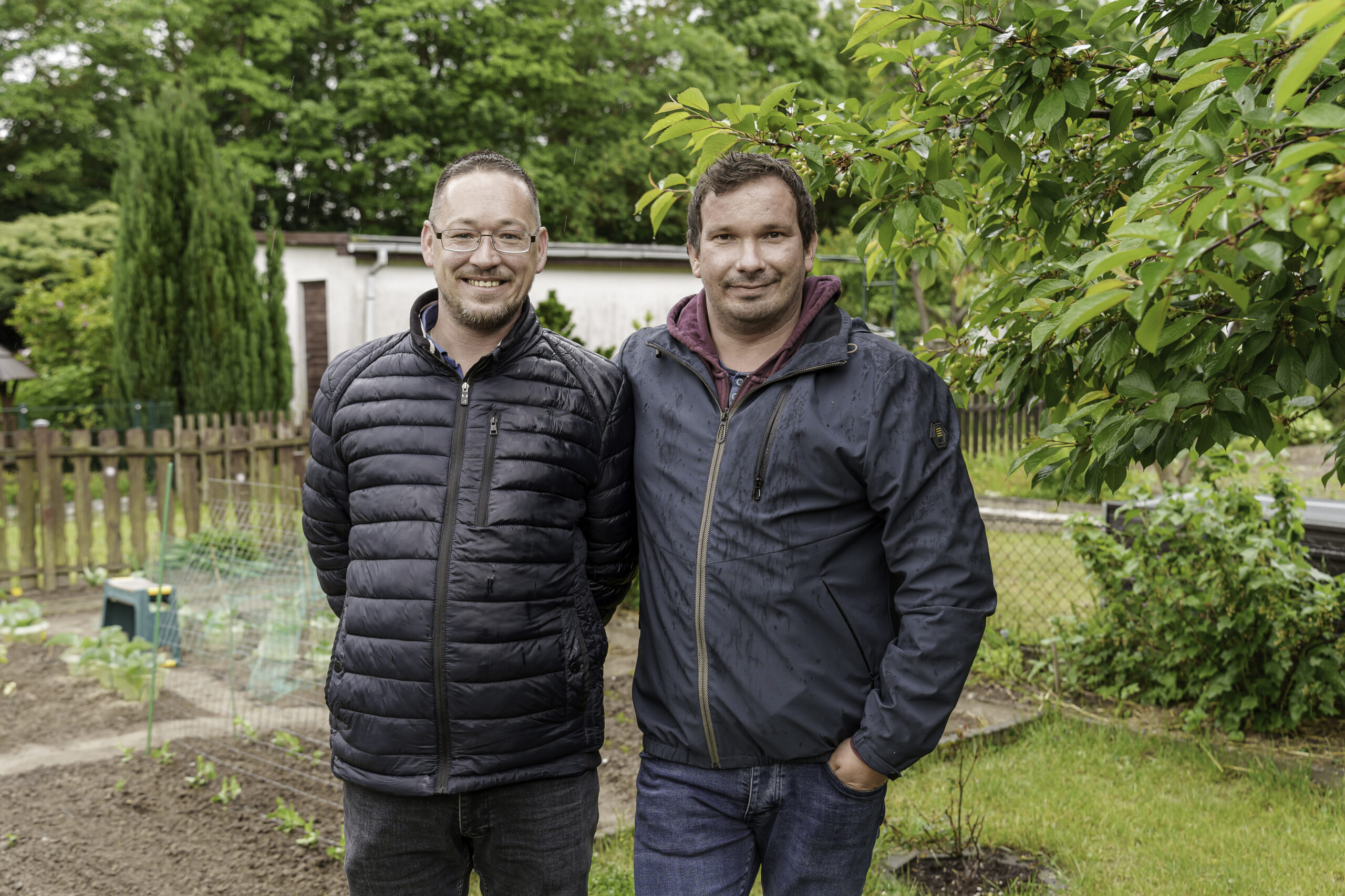 Matthias und Felix Westphal Leidenschaftliche Schrebergärtner: Matthias und Felix Westphal in ihrem grünen Garten in der Anlage »Burrkäwer«