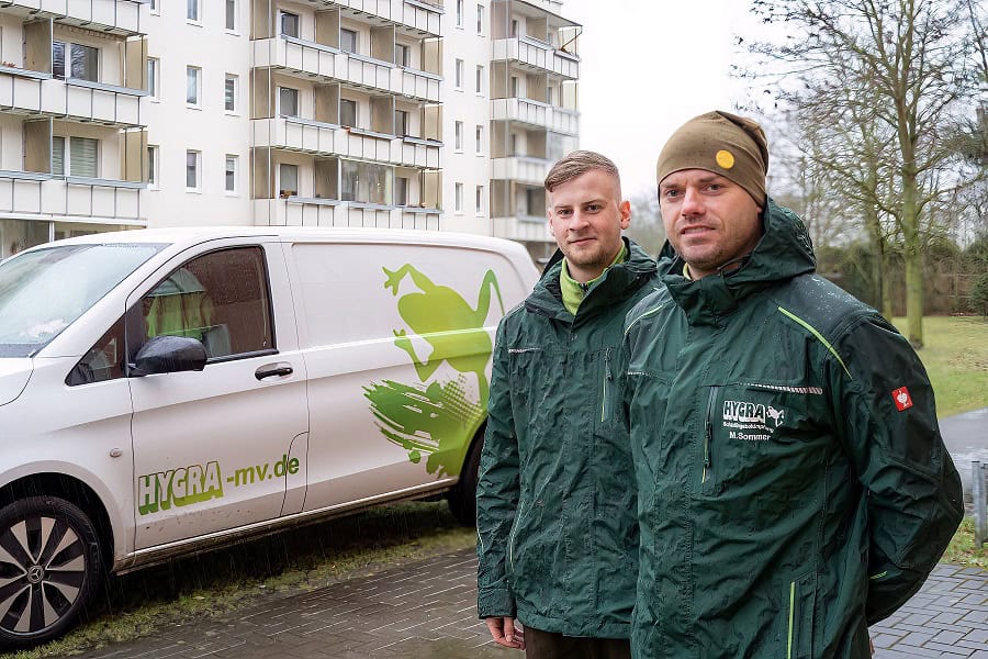 Oskar Conrad und Martin Sommer von »Hygra Schädlingsbekämpfung« im Einsatz.
