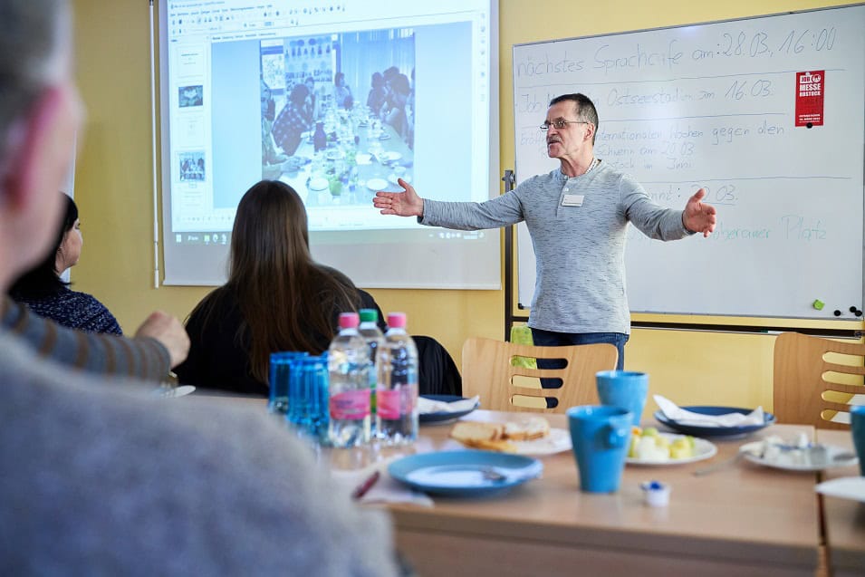 Hans-Joachim Kallwitz führt das Sprachcafé mit viel Herzblut.
