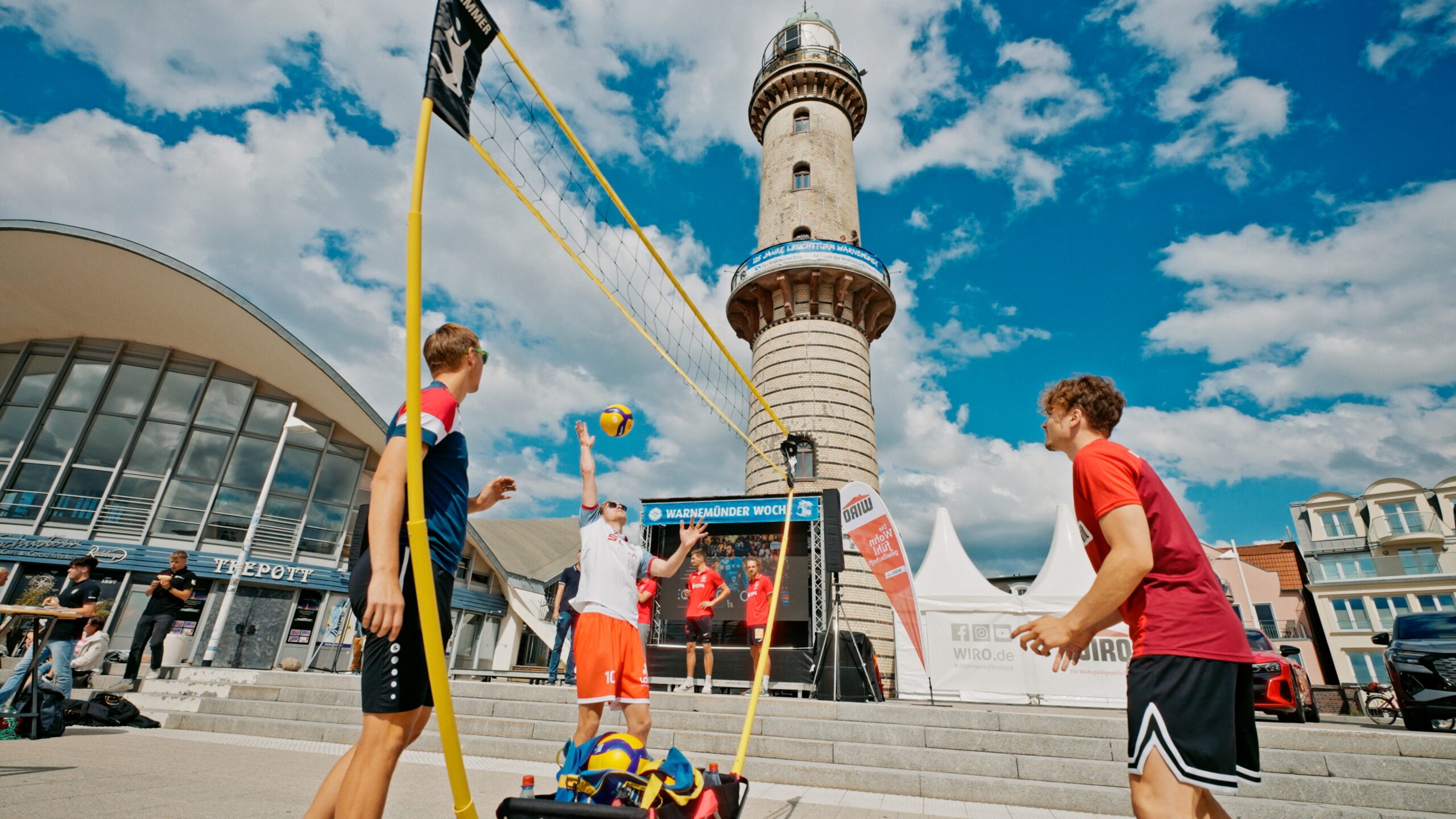 Die WIRO unterstützt den Sport in Rostock. Am 9. Juli präsentieren sich auf der Warnemünder Woche befreundete Athleten und Vereine beim WIRO-Sporttag auf dem Leuchtturmvorplatz direkt am Teepott.