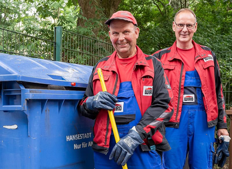 WIRO-Wertstoffoptimierer Bernd Wolfram (vorne) und Mirko Müller in Montur bei der Arbeit.