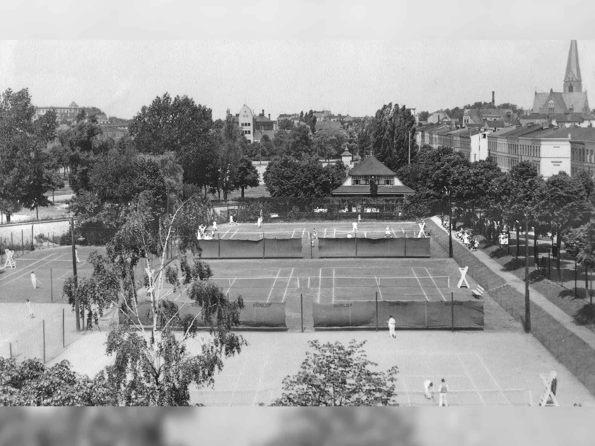 Historischer Tennisplatz Am Vögenteich Schwarz-Weiß-Aufnahme vom alten Tennisplatz, der dem Bau des Hochhauses weichen musste.