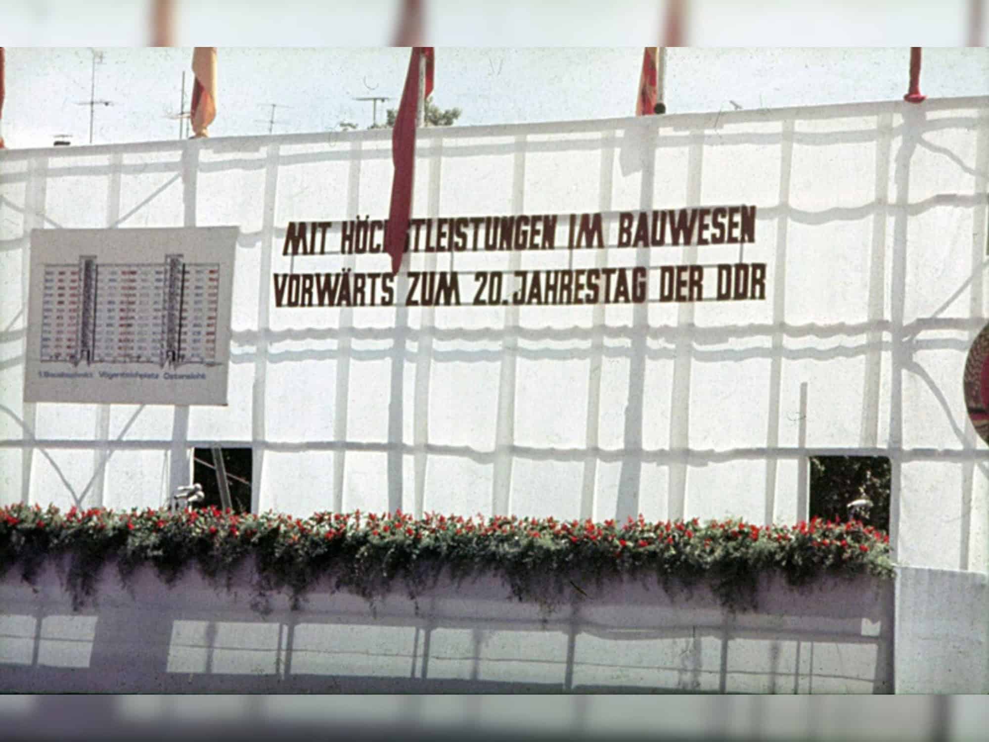 Historische Aufnahmen Hochhaus Am Vögenteich Historische Aufnahme mit der DDR-Parole: Mit Höchstleistungen im Bauwesen vorwärts zum 20. Jahrestag der DDR.