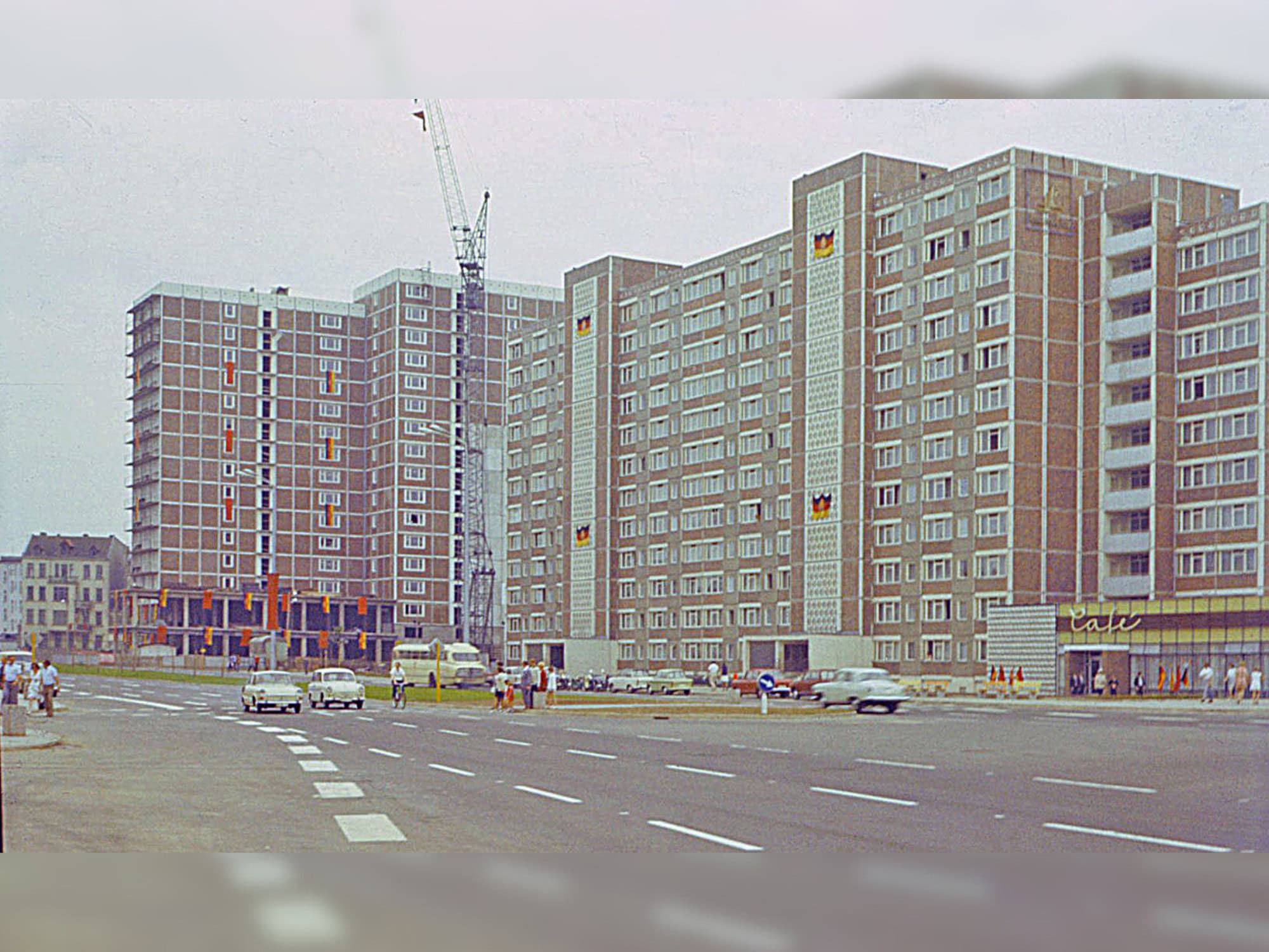 Hochhaus Am Vögenteich zu DDR-Zeiten Das Hochhaus Am Vögenteich zu DDR-Zeiten, geschmückt mit Fahnen.