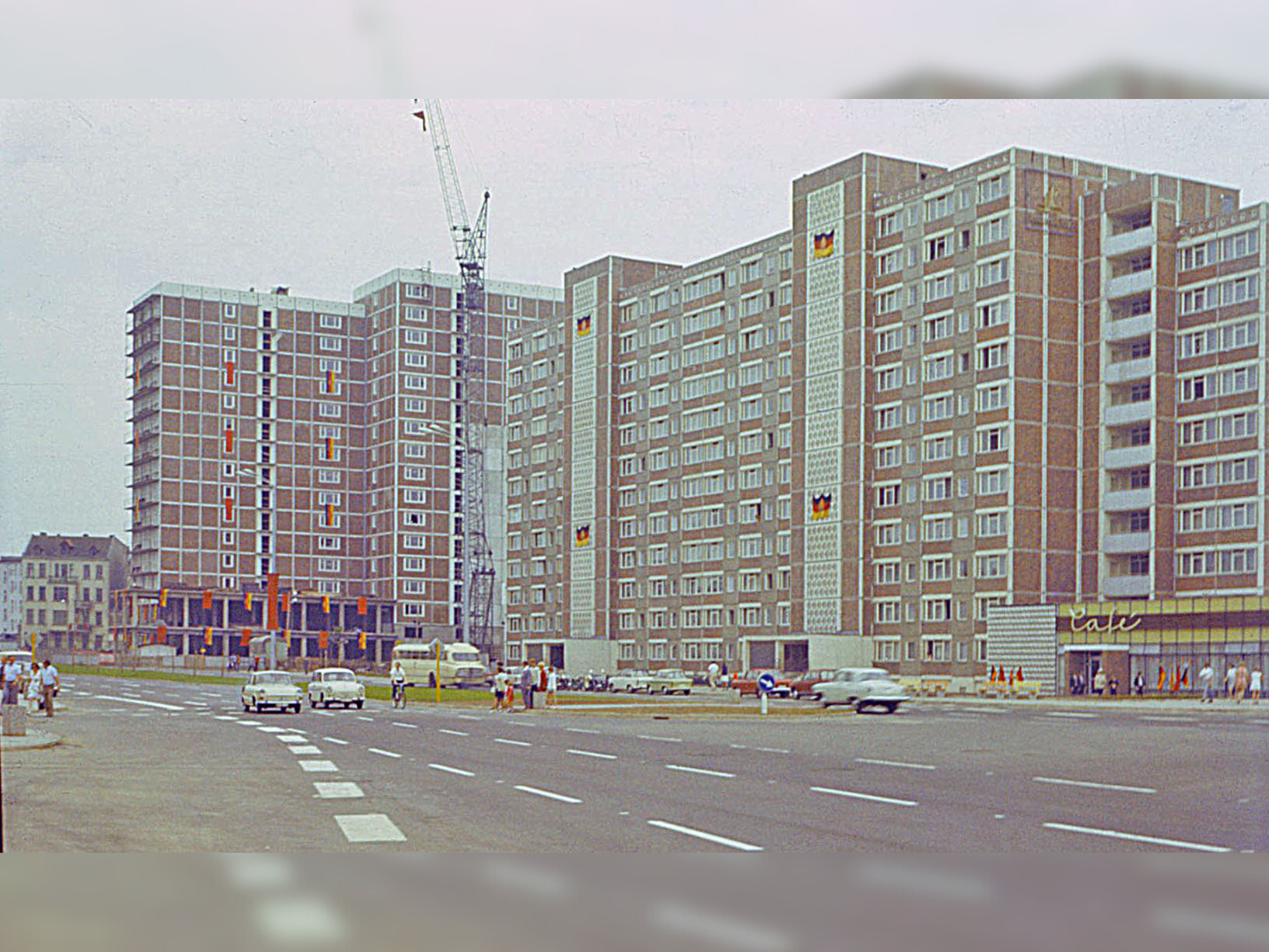 Hochhaus Am Vögenteich zu DDR-Zeiten Das Hochhaus Am Vögenteich zu DDR-Zeiten, geschmückt mit Fahnen.