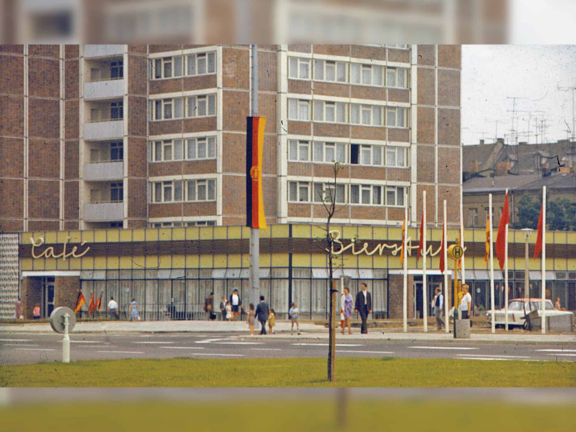 Historische Aufnahmen Hochhaus Am Vögenteich Historische Aufnahme vom Cafe und der Bierstube am Hochhaus Am Vögenteich.