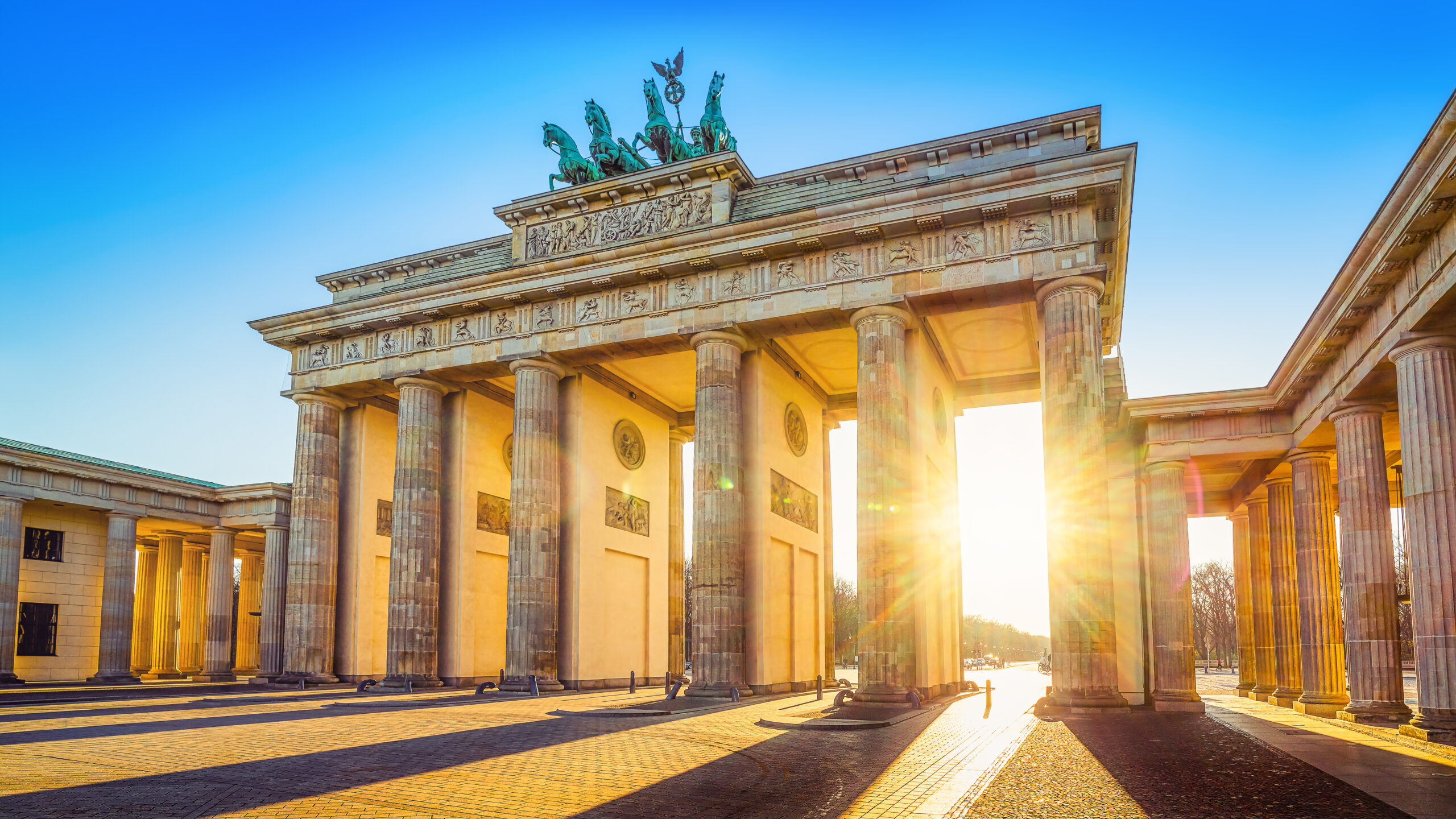 Das Brandenburger Tor in Berlin, von der Sonne durchflutet.