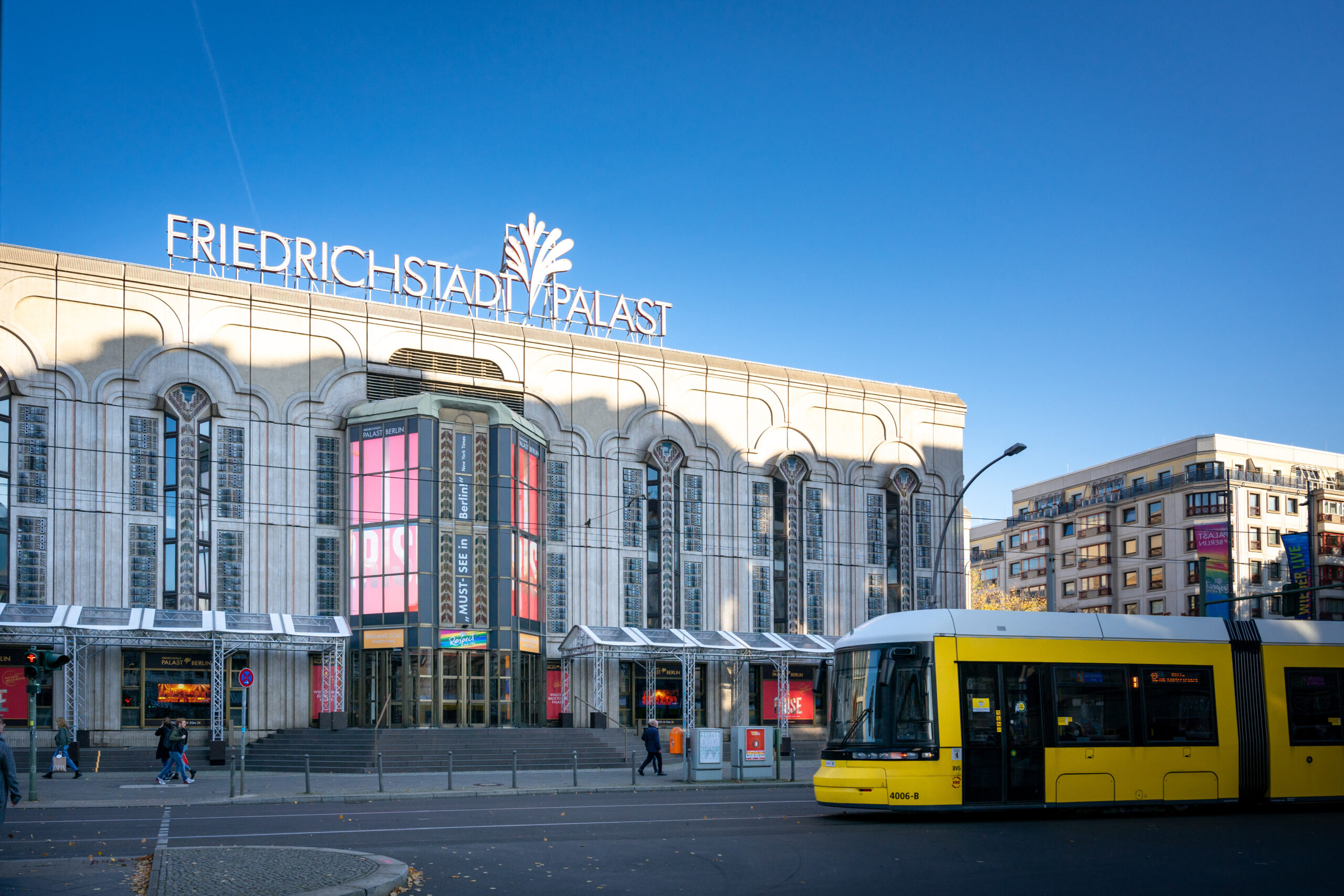The Friedrichstadt-Palast (also Palast Berlin for short) is a revue theater in Berlin-Mitte Frontansicht auf den Berliner Friedrichstadt-Palast.