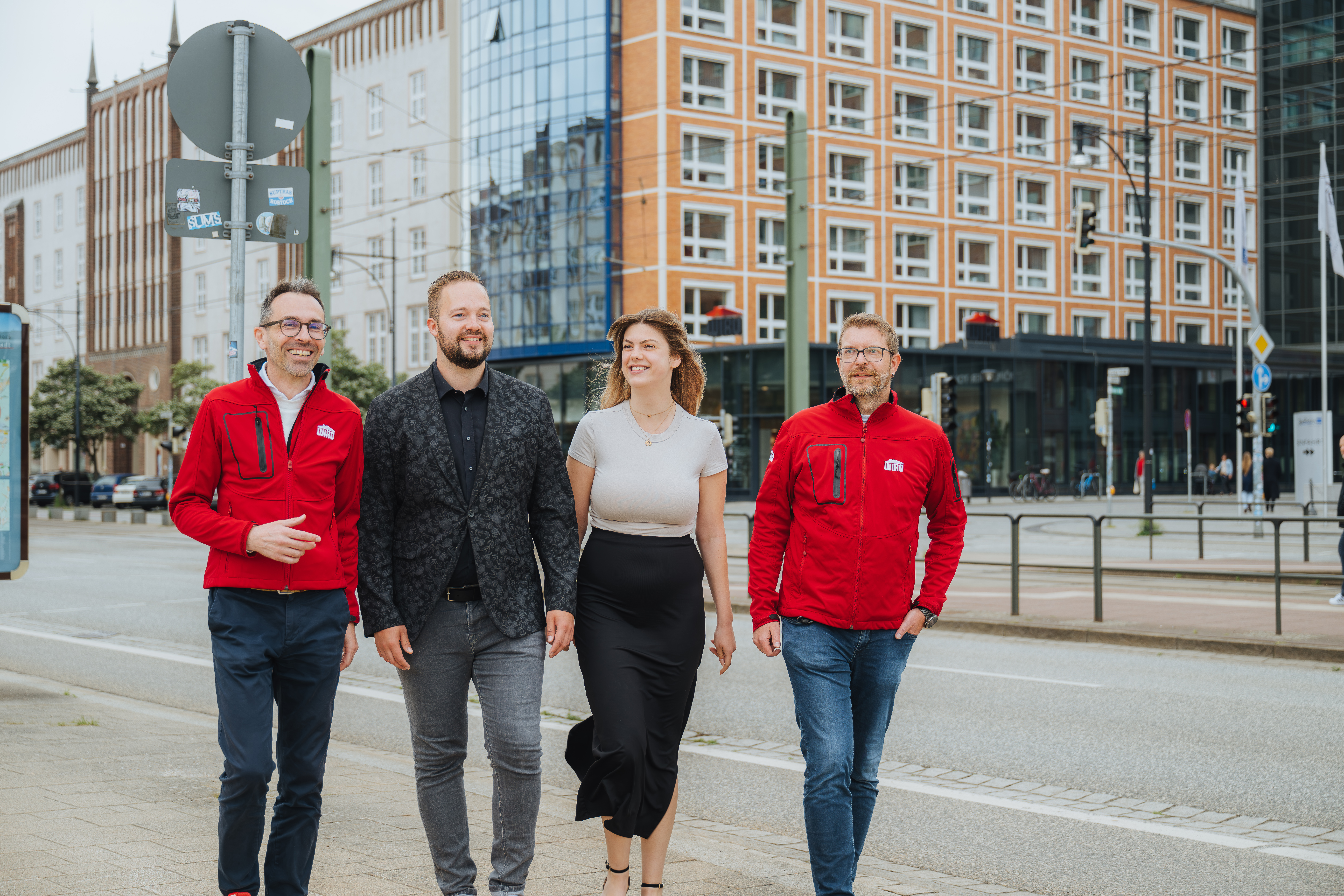 Kollegenbesuch Die WIRO aus Rostock und die »Stadt und Land Wohnungsbauten-Gesellschaft mbH« aus Berlin gehören zu den größten Vermietern im Land. Kollegen beider Unternehmen haben sich kürzlich gegenseitig besucht. Im Bild 3 Männer und eine Frau vorm WIRO-Haupthaus.