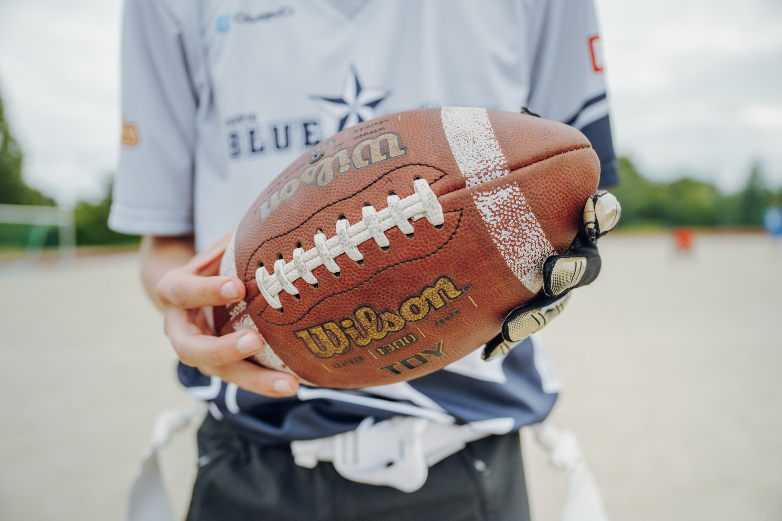 Football Baltic Blue Star Ein Football in den Händen eines Spielers der Baltic Blue Stars.