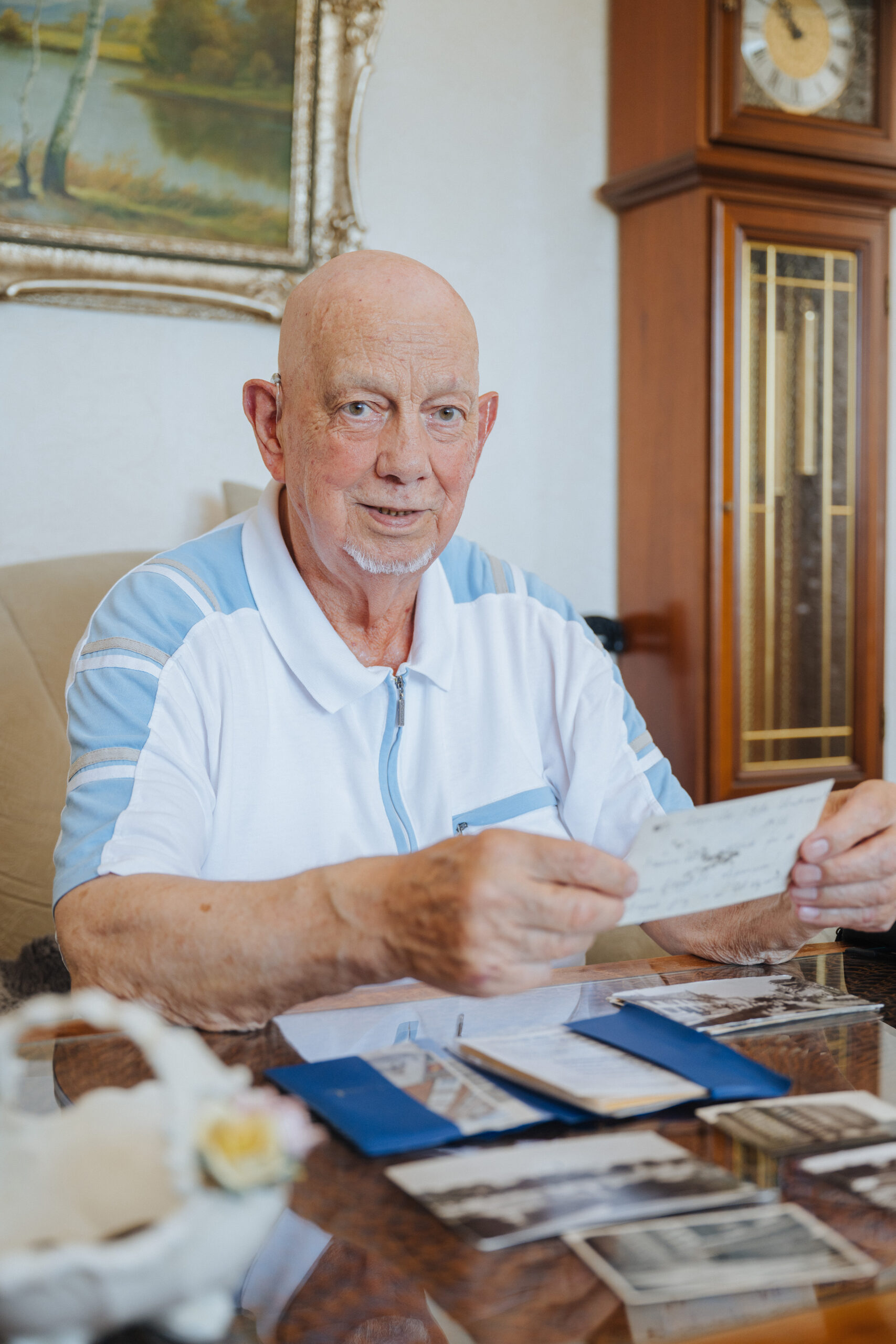 Peter Riebe Peter Riebe, 87-jährig, im blau-weißen Shirt, blättert im Fotoalbum. Als Erstmieter des WIRO-Hochhauses Am Vögenteich kommen ihm dabei viele Erinnerungen.