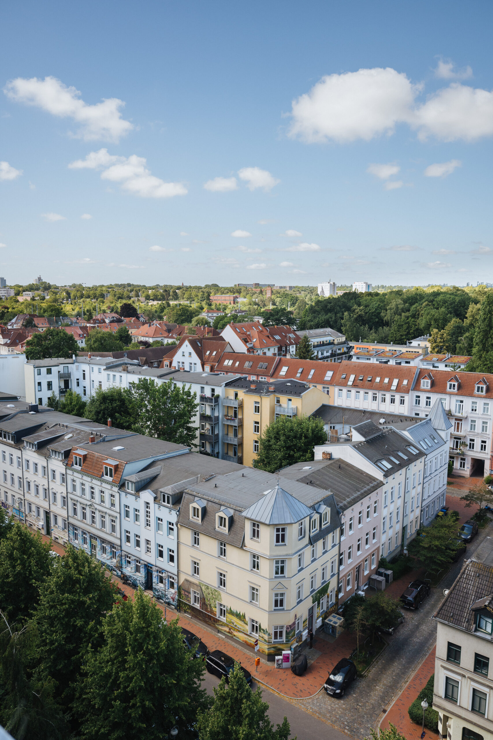 Ausblick WIRO-Hochhaus Ausblick vom WIRO-Hochhaus Am Vögenteich auf Häuser und viel Grün.