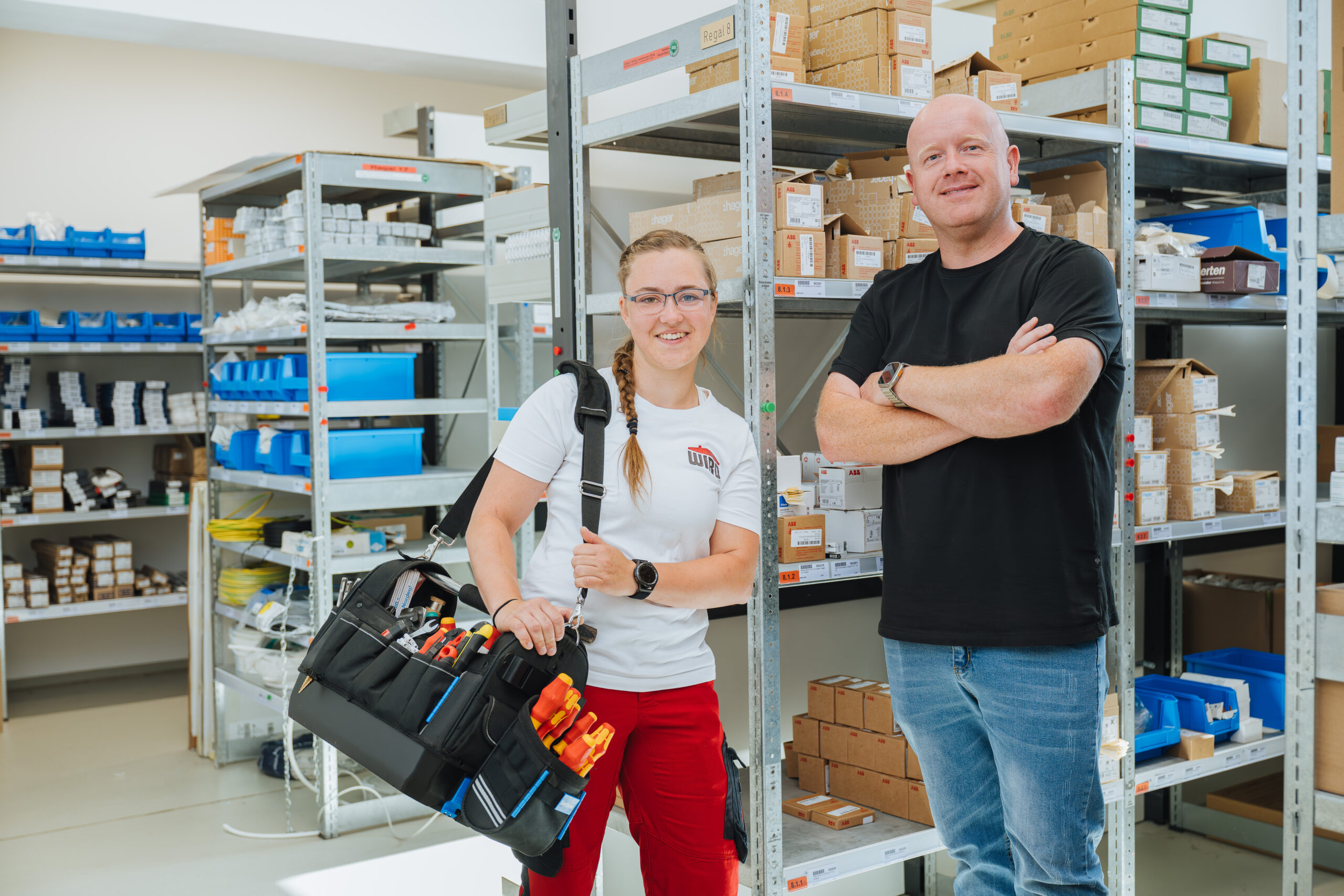 Stefanie Schneekloth steht mit großer Werkzeugtasche und weiß-roter WIRO-Bekleidung neben André Meyer. Die junge Dame mit Zopf und Brille hat kein Problem damit, sich die Finger schmutzig zu machen. Und im Köpfchen hat sie’s auch – ohne Mathe und Physik kommt man in ihrem Job nicht weit.