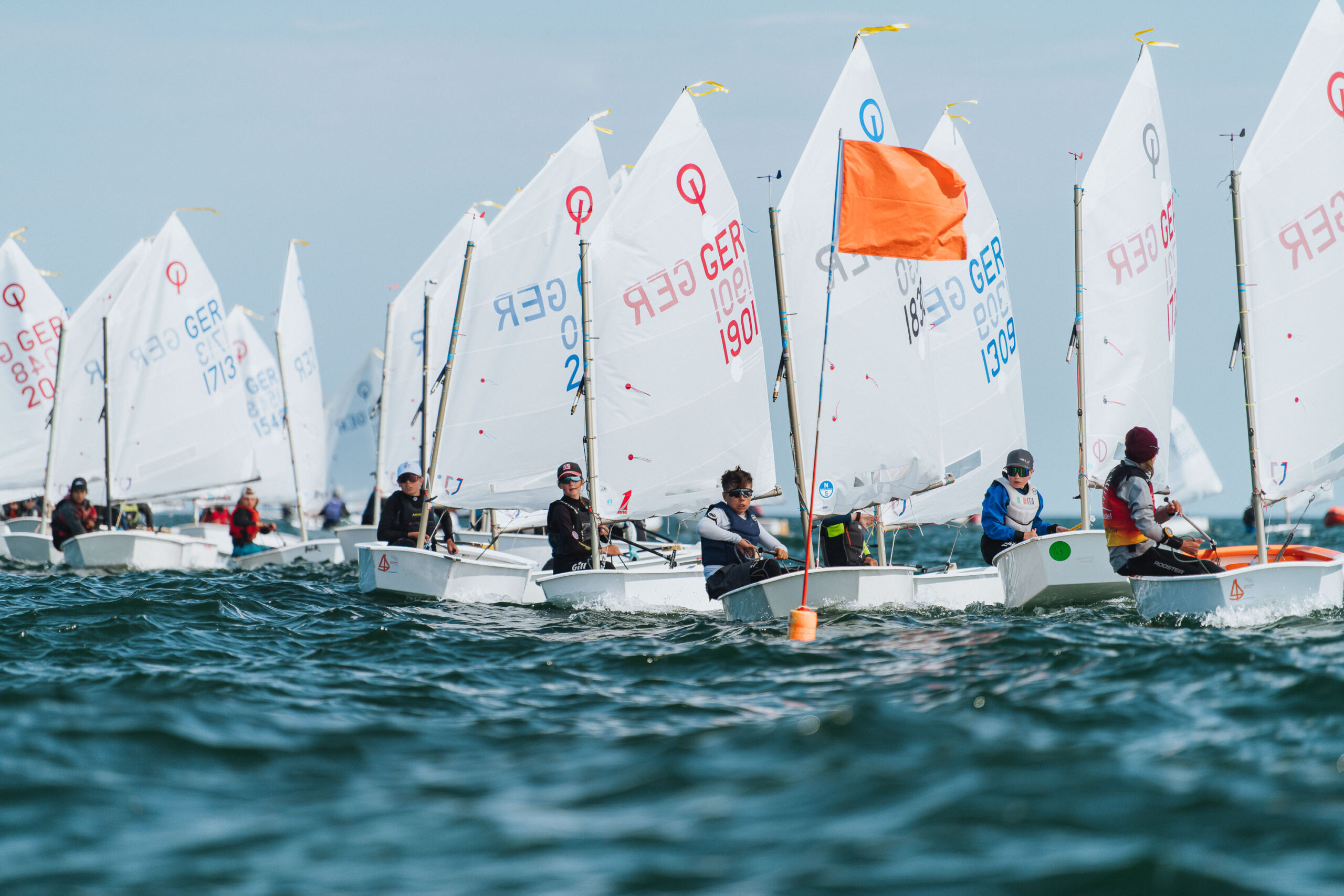 DSC_7606 viele Optimisten-Boote an der Startlinie zum WIRO-Intercup