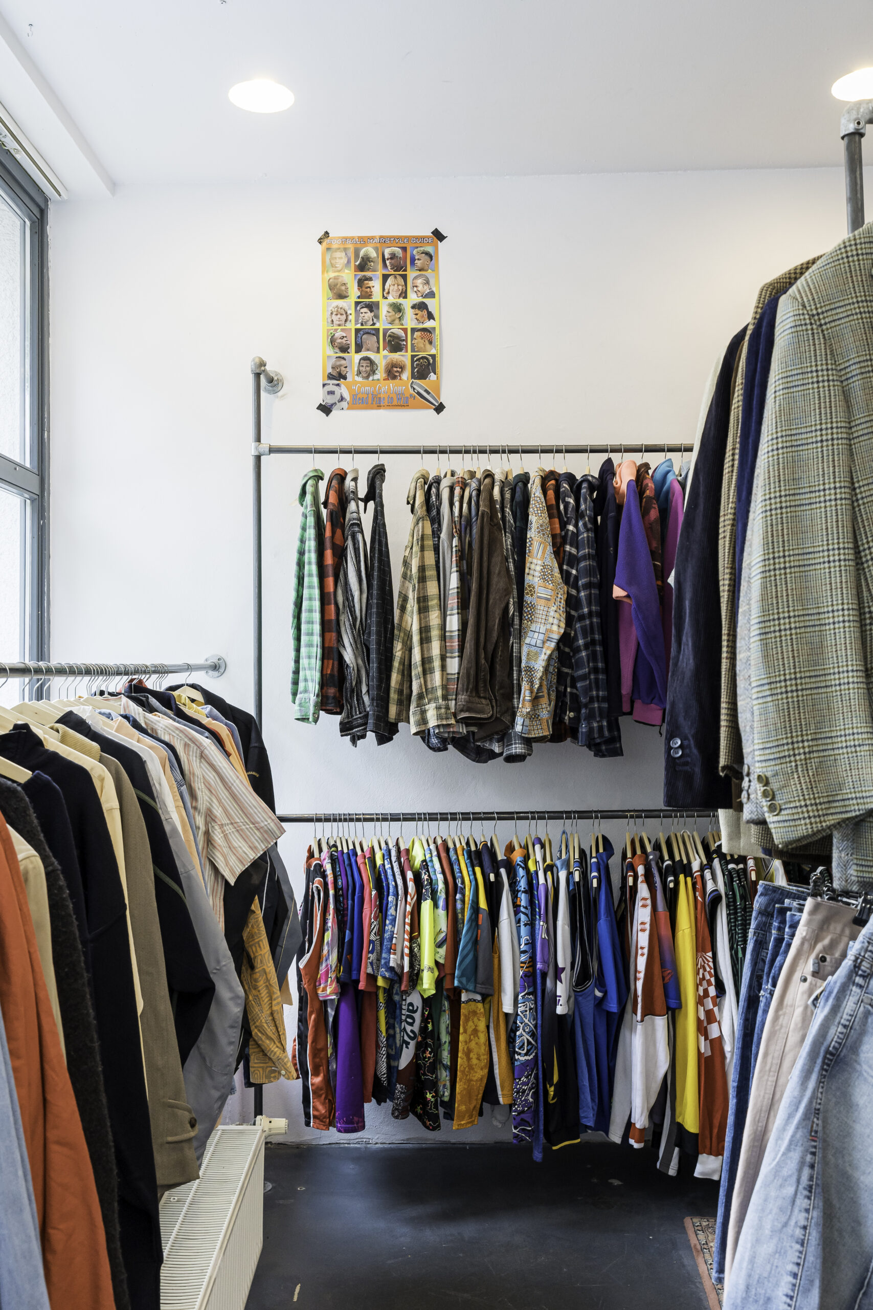 MyVint Bunte Kleidung in offenen Kleiderständern im Geschäft MyVint.