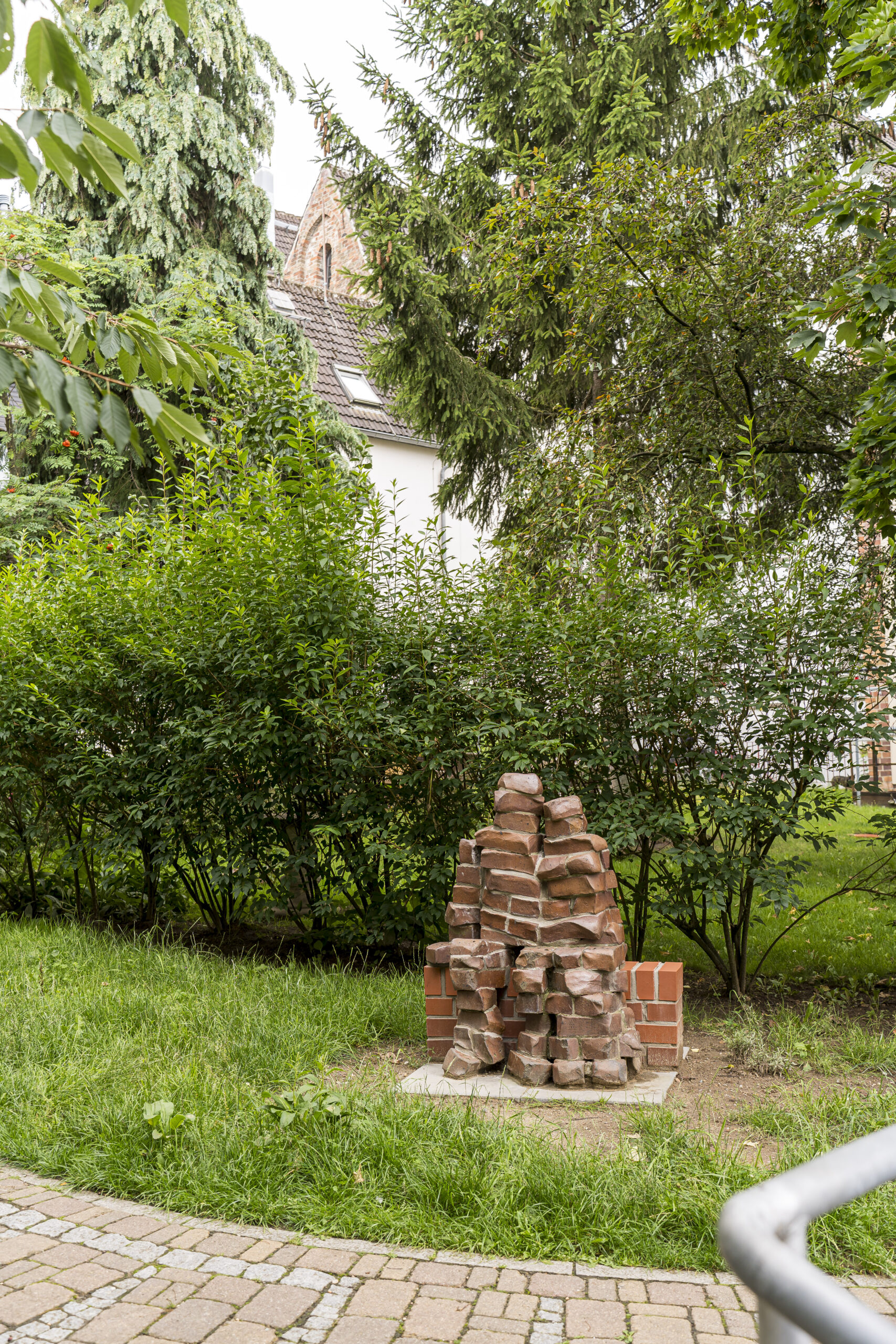 Die Liebenden Die Backsteinskulptur "Die Liebenden" verschönern nun den begrünten Innenhof Pläterstraße/Wokrenterstraße.