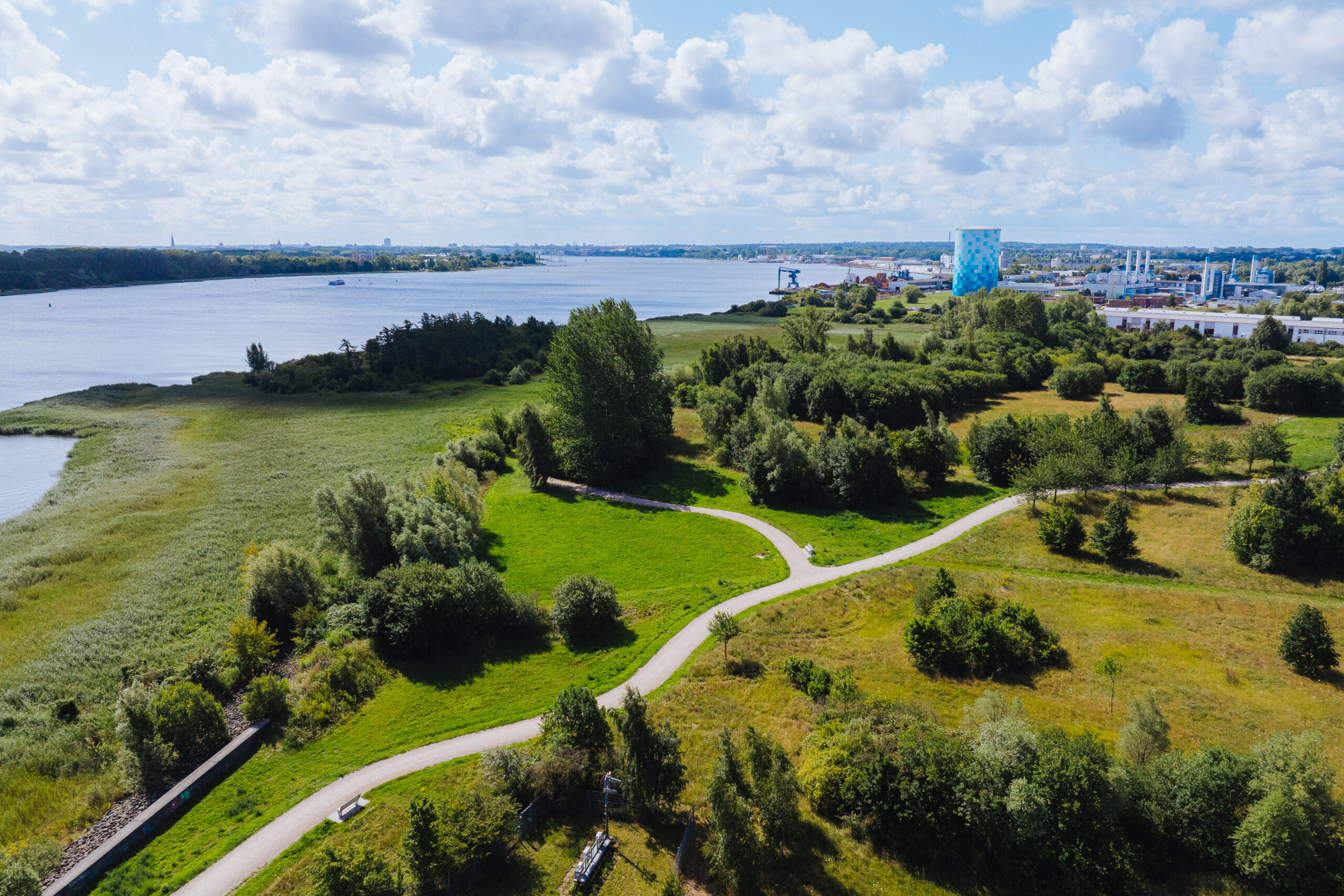 Wasser, Bäume, Sträucher und grüne Wiesen: Natur pur im neun Hektar großen Hundsburgpark.