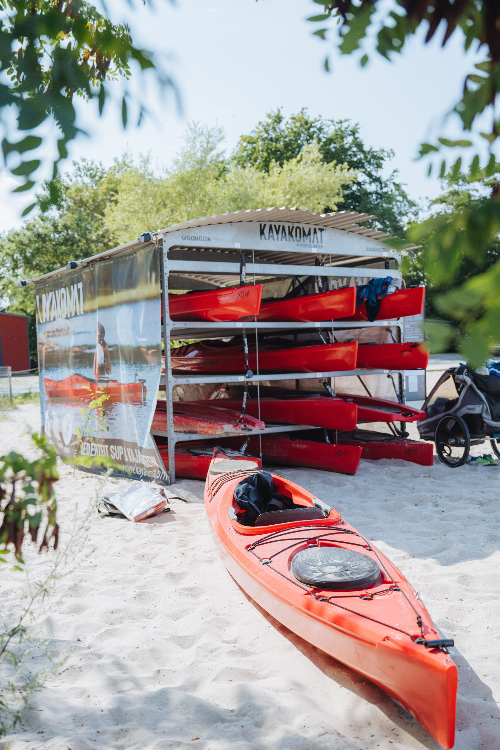 Wer zum Paddeln aufs Wasser möchte, kann am »Kayakomat« am Strand neben dem IGA-Park ein knallrotes Kajak oder SUP ausleihen.