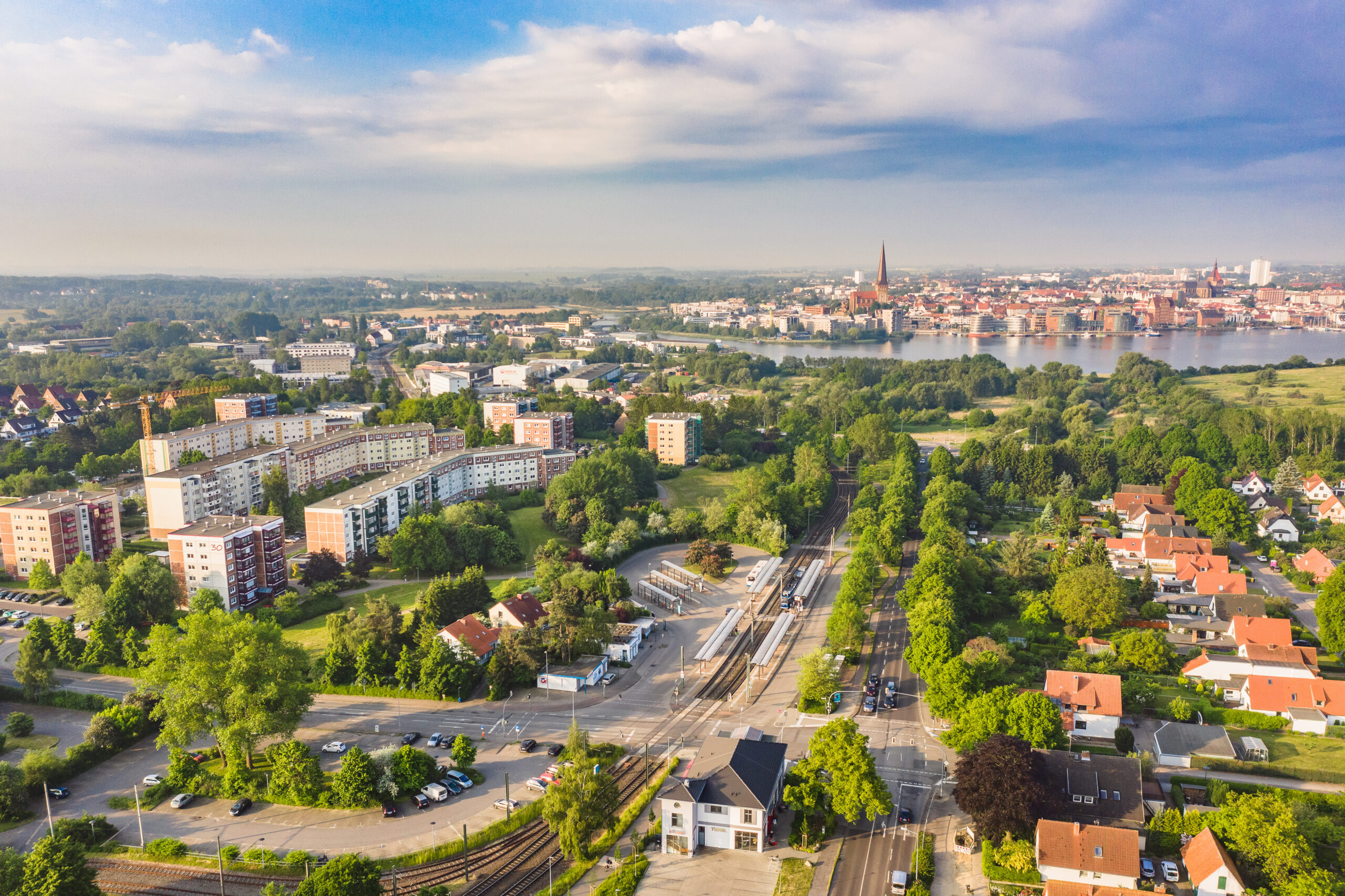 Luftbild Diekow_Herr Fotograf Luftbild von Rostock Dierkow im Sommer. Im Zentrum die Haltestelle Dierkows, im Hintergrund die Warnow vor der Innenstadt Rostocks.