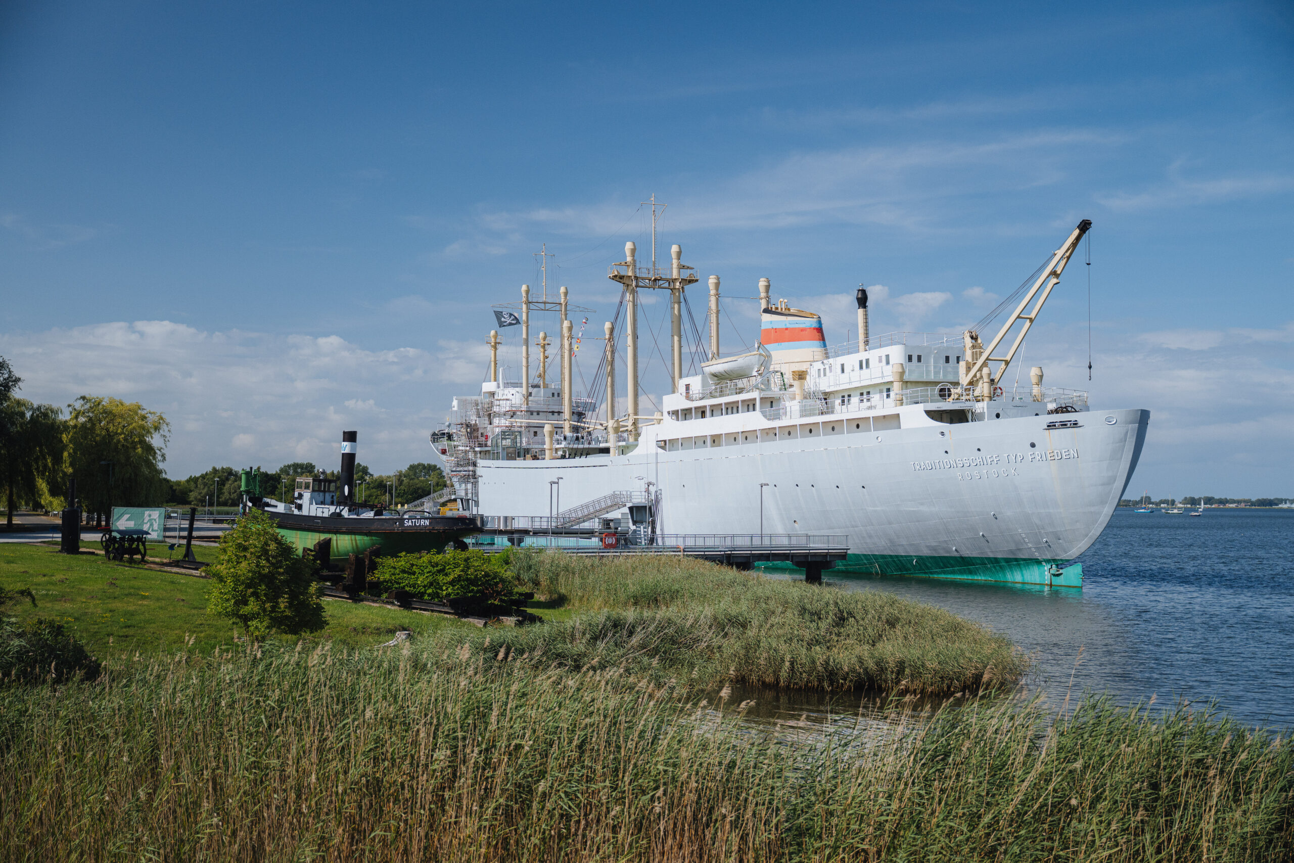 Neben dem IGA-Park hat das größte schwimmende Museum seinen Liegeplatz. Auf der weißen MS Dresden, Baujahr 1958, können die Besucher in die Geschichte des Schiffbaus und der Seefahrt abtauchen.