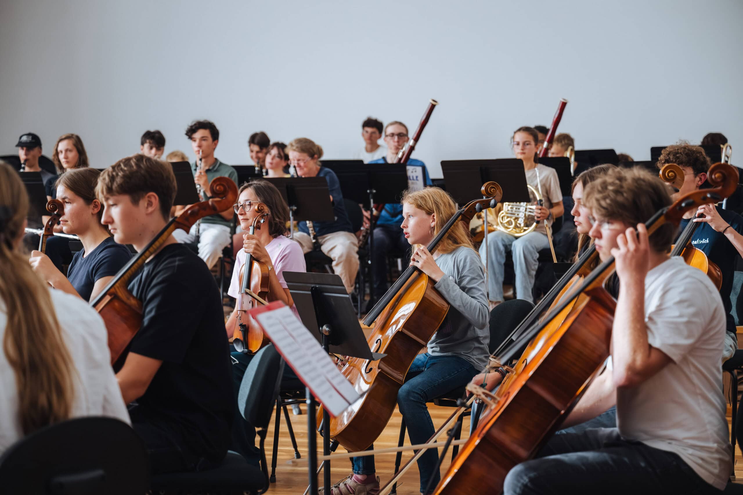 Junge Musikanten des Jugendsinfonie-Orchesters in Rostock beim Üben und Musizieren mit ihren Instrumenten.