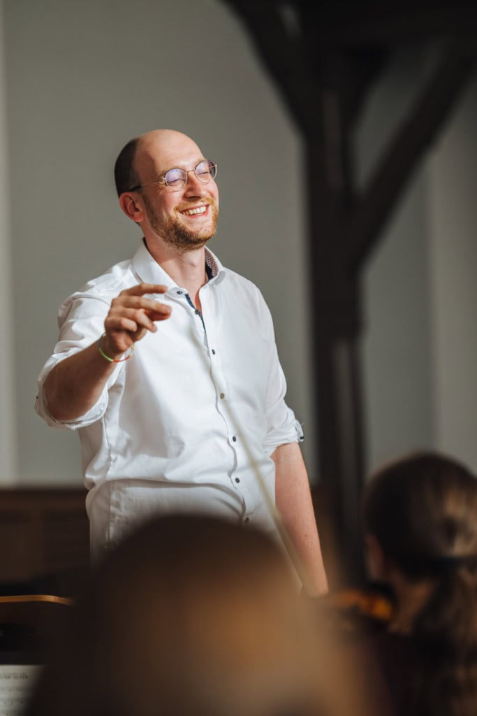Johannes Lang, Brille, Bart und breites Lachen, leitet das Konservatorium und das Jugendsinfonieorchester.