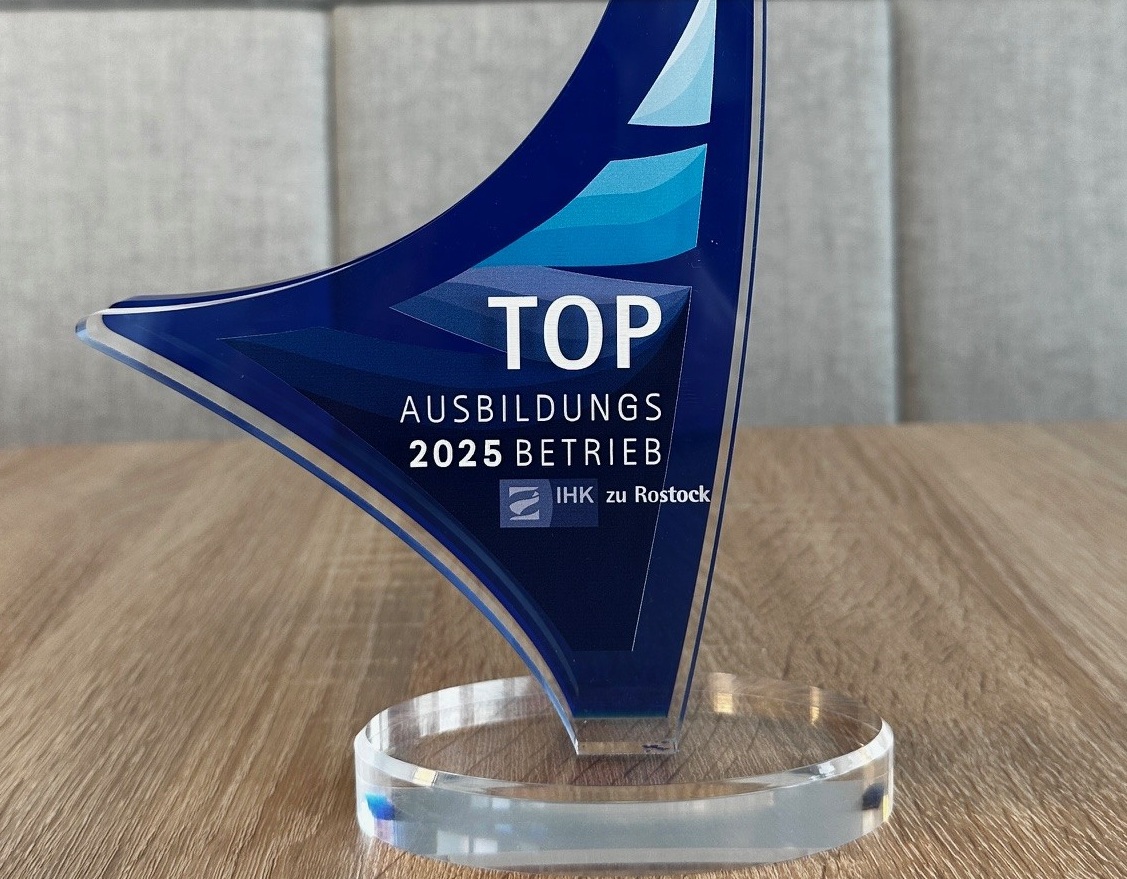 Die Auszeichnung für die WIRO als TOP Ausbildungsbetrieb in Form eines blauen Segels von der IHK zu Rostock.