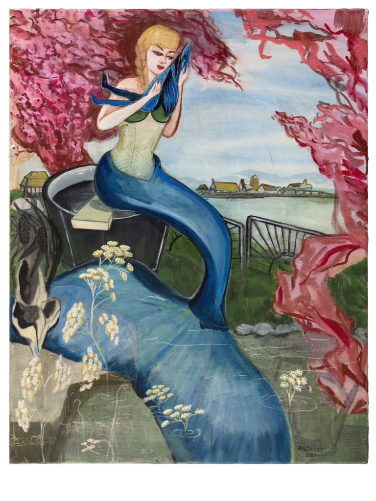 Rosa Loy_Ihr und wir, 2021, Kasein auf Leinwand, 60x46cm Ein Bild der Künstlerin Rosa Loy namens "Ihr und wir", auf dem eine Meerjungfrau mit blonden Haaren und blauem Fischschwanz die Hauptrolle spielt.